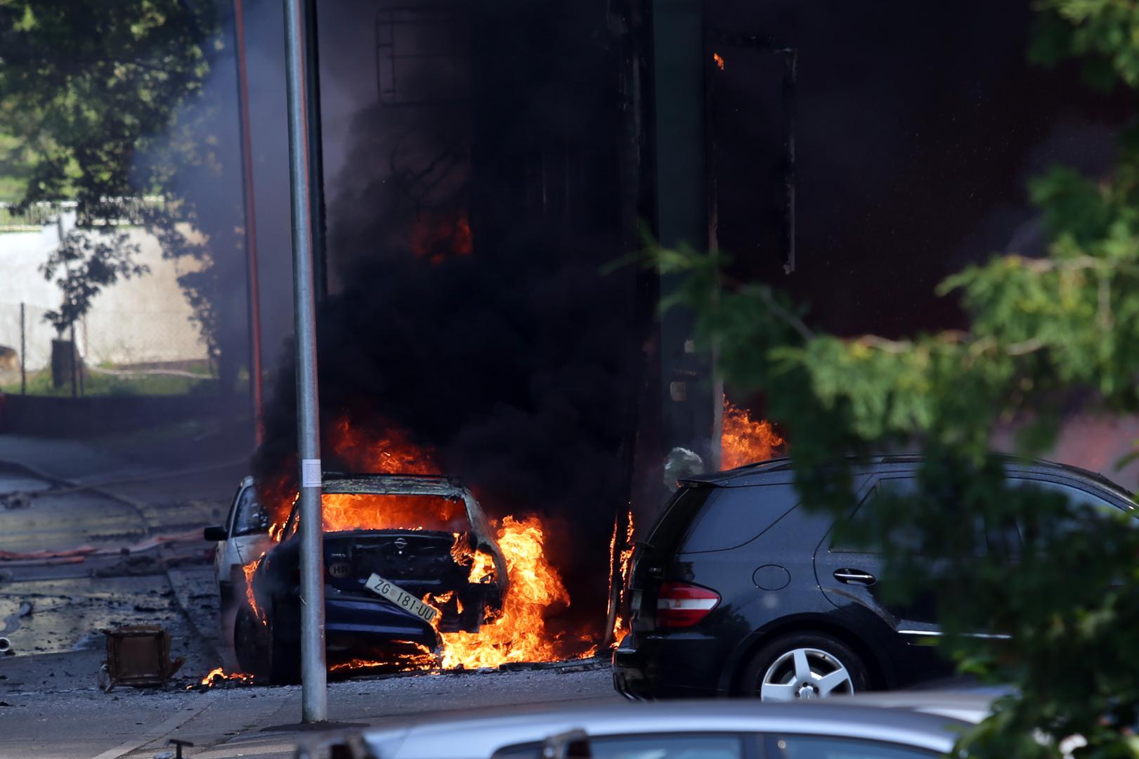 Buktinja je zahvatila i prvu kuću pokraj ŠRC-a i automobile. 