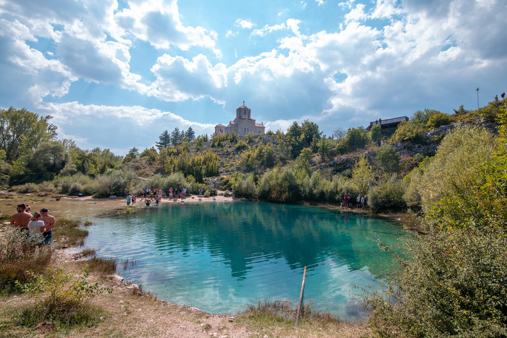 Veliko vrilo Cetine, ujedno i najveći izvor ove velebne rijeke koje teče u Hrvatskoj, ali i popularna turistička destinacija. 