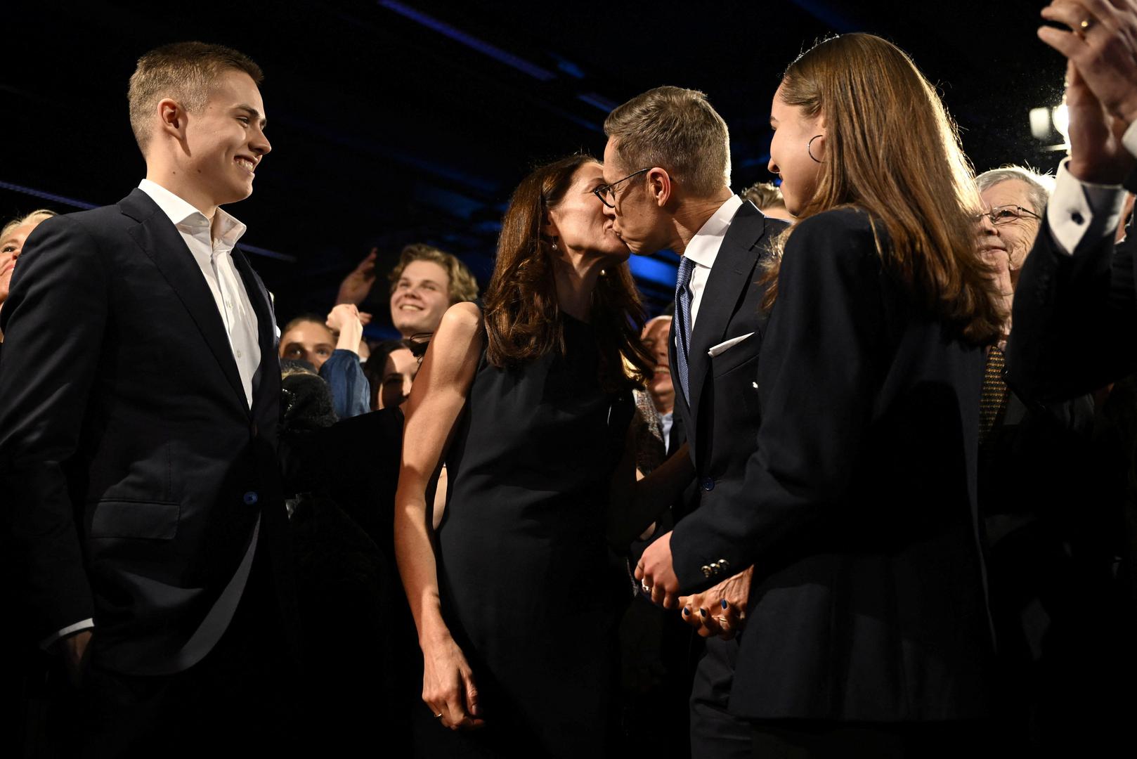 National Coalition Party (NCP) presidential candidate Alexander Stubb receives the results of the advance votes, while he kisses his wife Suzanne Innes-Stubb, flanked by his son Oliver and daughter Emilie, at his election reception in Helsinki, Finland, February 11, 2024. Lehtikuva/Emmi Korhonen via REUTERS ATTENTION EDITORS - THIS IMAGE WAS PROVIDED BY A THIRD PARTY. NO THIRD PARTY SALES. NOT FOR USE BY REUTERS THIRD PARTY DISTRIBUTORS. FINLAND OUT. NO COMMERCIAL OR EDITORIAL SALES IN FINLAND. Photo: LEHTIKUVA/REUTERS