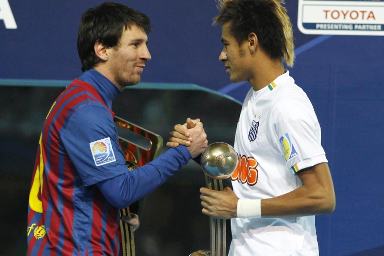 'Lionel Messi (L) of Spain\'s Barcelona and Neymar of Brazil\'s Santos shake hands after their Club World Cup final soccer match in Yokohama, south of Tokyo December 18, 2011.     REUTERS/Yuriko Nakao