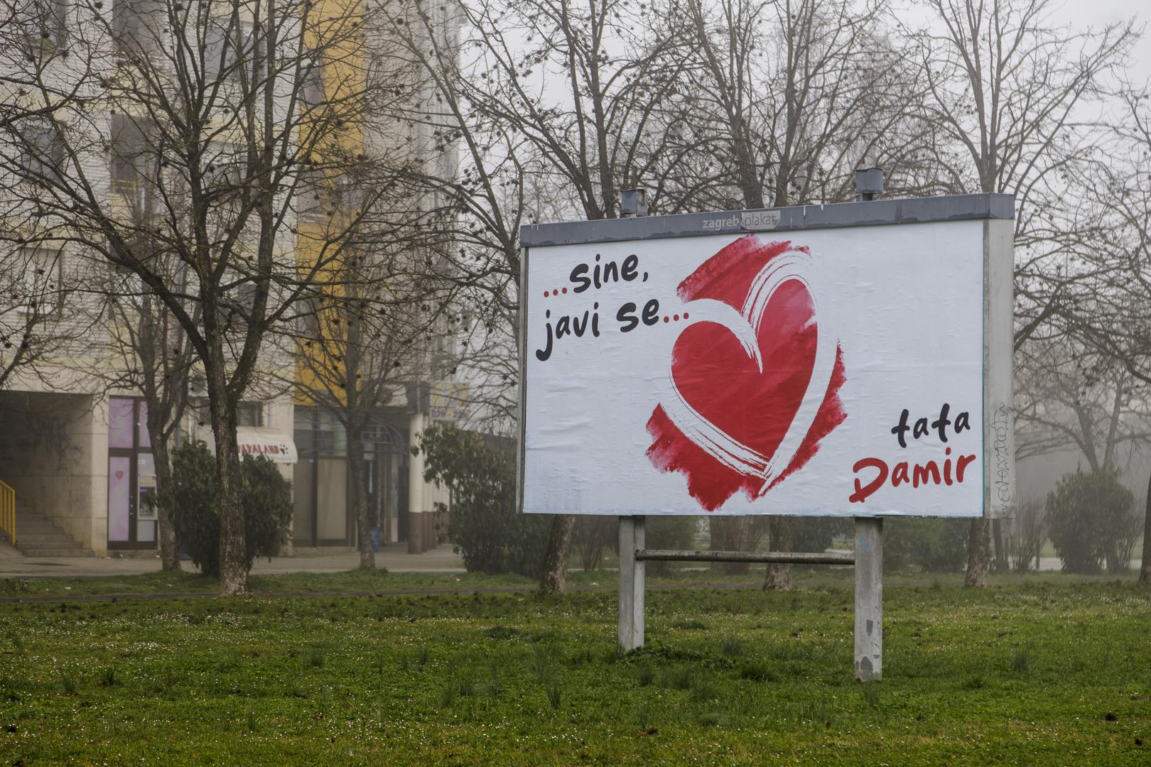 Uz veliko crveno srce stoji natpis "Sine, javi se... Tata Damir".