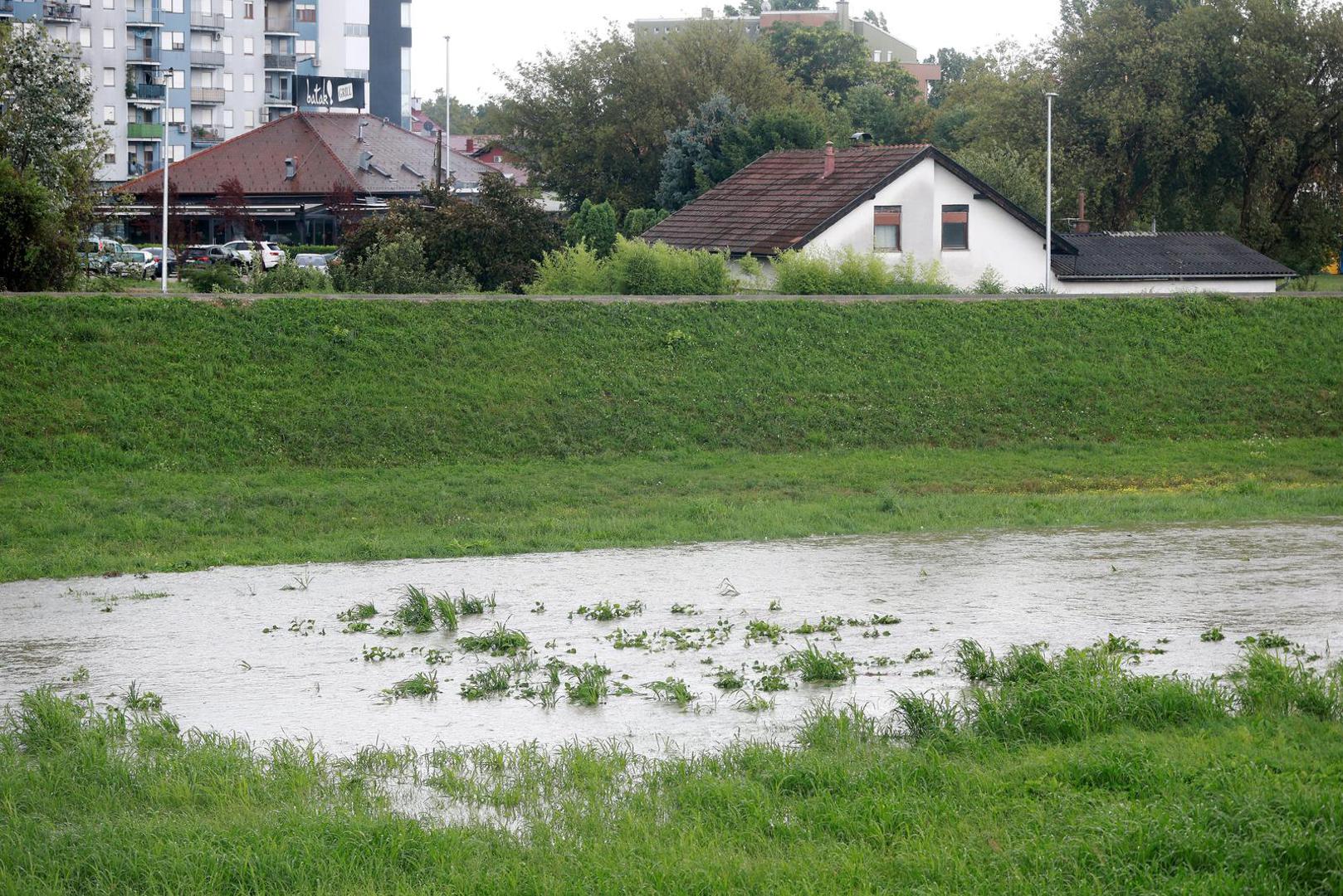 04.08.2023., Zagreb - Nakoj jakog popodnevnog pljuska rijeka Sava je nabujala te se priblizava nasipu i stvara probleme. Pored Jandranskog mosta Sava se izlila iz korita te totalno potopila skoro sve vezano za manifestaciju Green river fest. Photo: Sanjin Strukic/PIXSELL