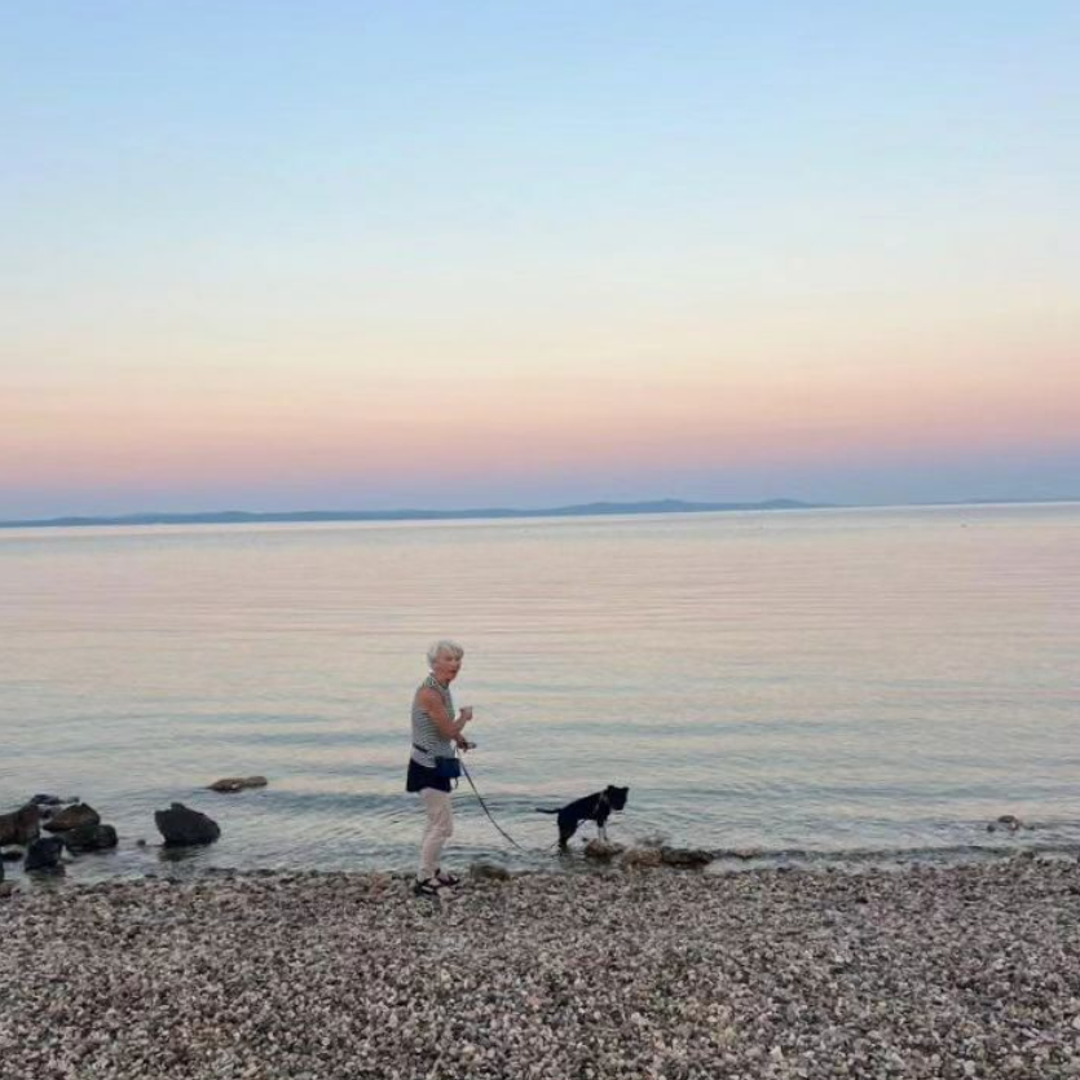 U Zatonu Malom na 20 minuta od Zadra smjestio se jedan od najsređenijih kompleksa – plaža u turističkom resortu Zaton Holiday koja uistinu podiže kvalitetu ponude na višu razinu. U sklopu kompleksa nalazi se i posebna plaža za pse s apsolutno svim dostupnim sadržajima i bogatom ponudom.