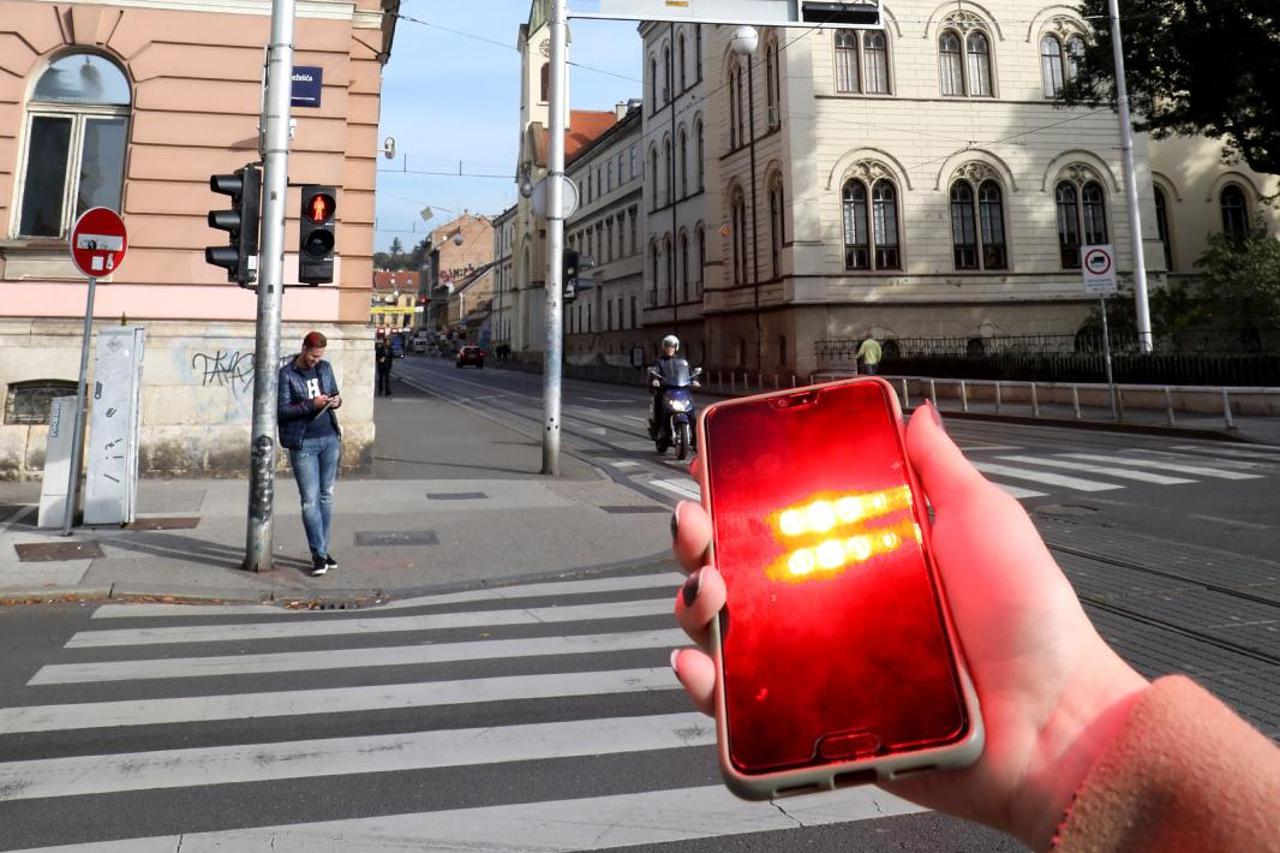 Prvi semafor u Hrvatskoj koji pješake zadubljene u ekran mobitela upozorava na crveno