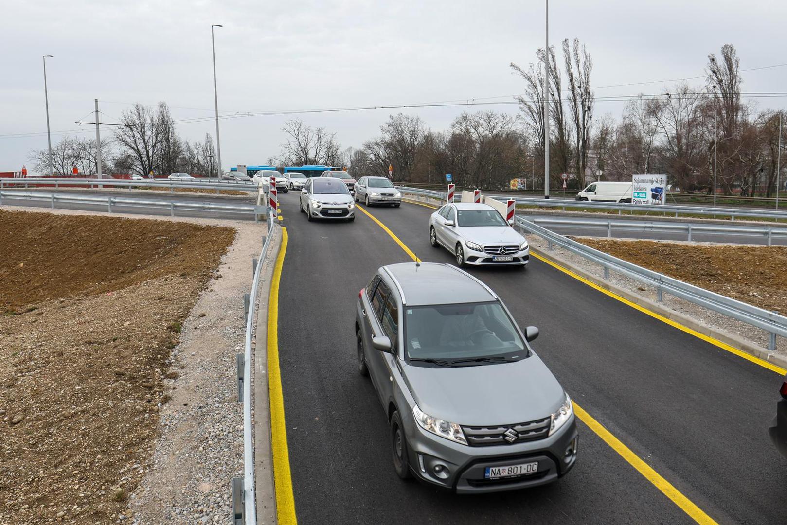 04.03.2024., Zagreb - Nova regulacija prometa radi radova sanacije prijelaznih naprava i izvanrednog odrzavanja Jadranskog mosta. Za vrijeme izvodjenja radova, za promet ce biti zatvoren istocni kolnik mosta, a sav promet odvijat ce se dvosmjerno po zapadnom kolniku, u dva prometna traka za svaki smjer. U zoni radova na Jadranskom mostu bit ce onemoguceno kretanje pjesaka i biciklista, koji ce biti preusmjereni preko starog Savskog mosta. Photo: Igor Kralj/PIXSELL