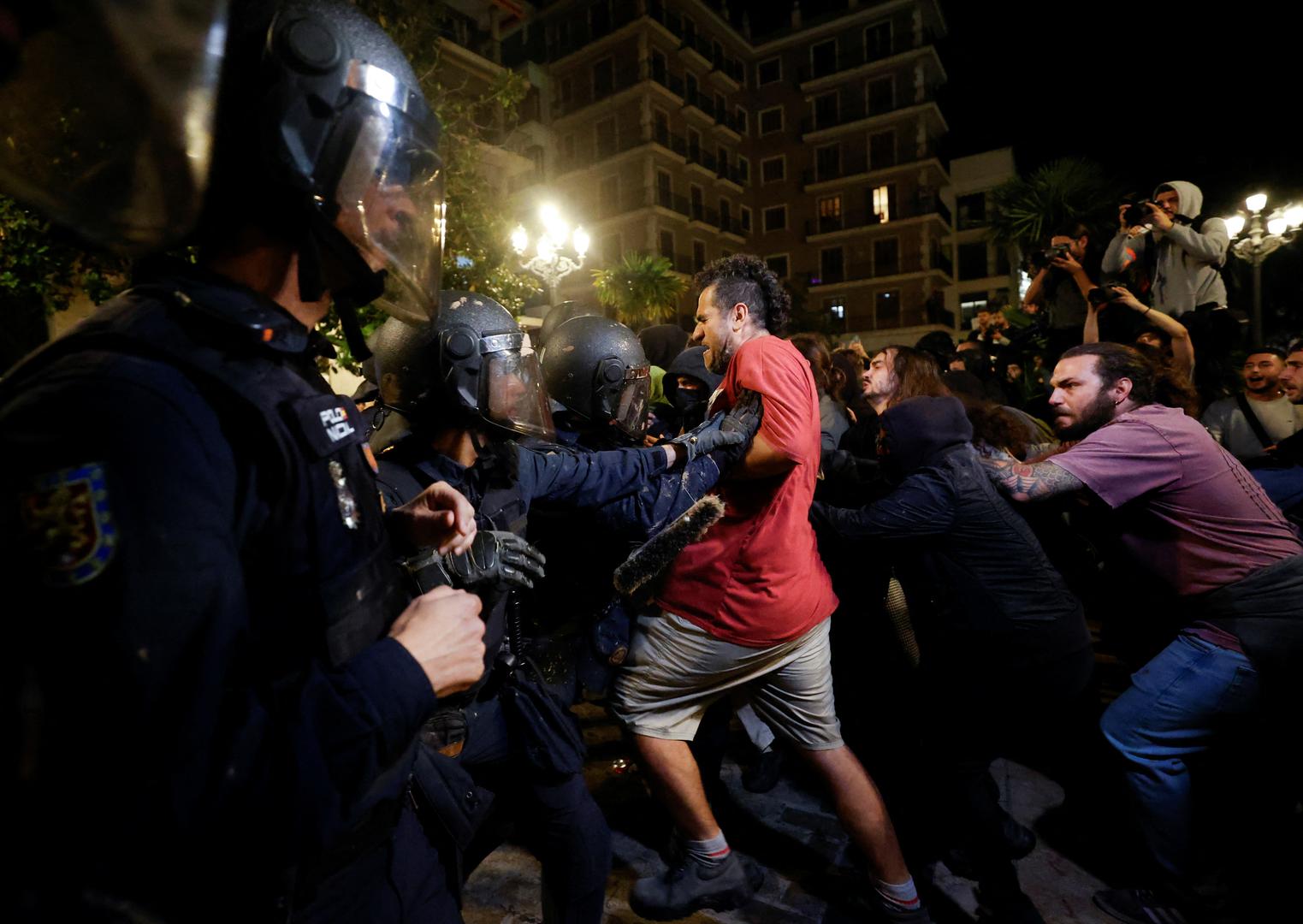 Demonstrators scuffle with police officers in riot gear during a protest against Valencia's regional leader Carlos Mazon and the management of the emergency response to the deadly floods in eastern Spain, in Valencia, Spain, November 9, 2024. REUTERS/Eva Manez Photo: Eva Manez/REUTERS