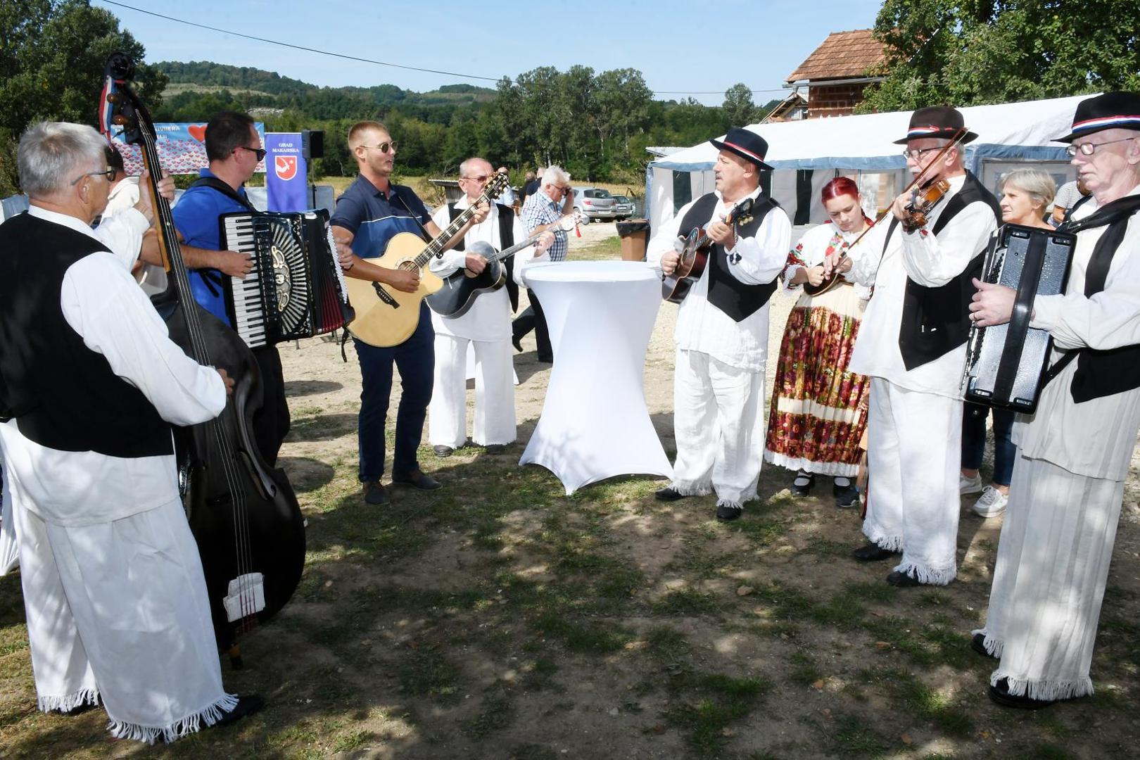 09.09.2021.,Jabukovac - Sesteroclanoj obitelji Boltuzic na koristenje je predana obiteljska kuca kao zamijena u potresu ostecenog objekta. Izgradnju novog objekta, s dvije
stambene jedinice, provela je inicijativa „Makarska rivijera i prijatelji – Srcem za
Petrinju“.
Photo: Nikola Cutuk/PIXSELL