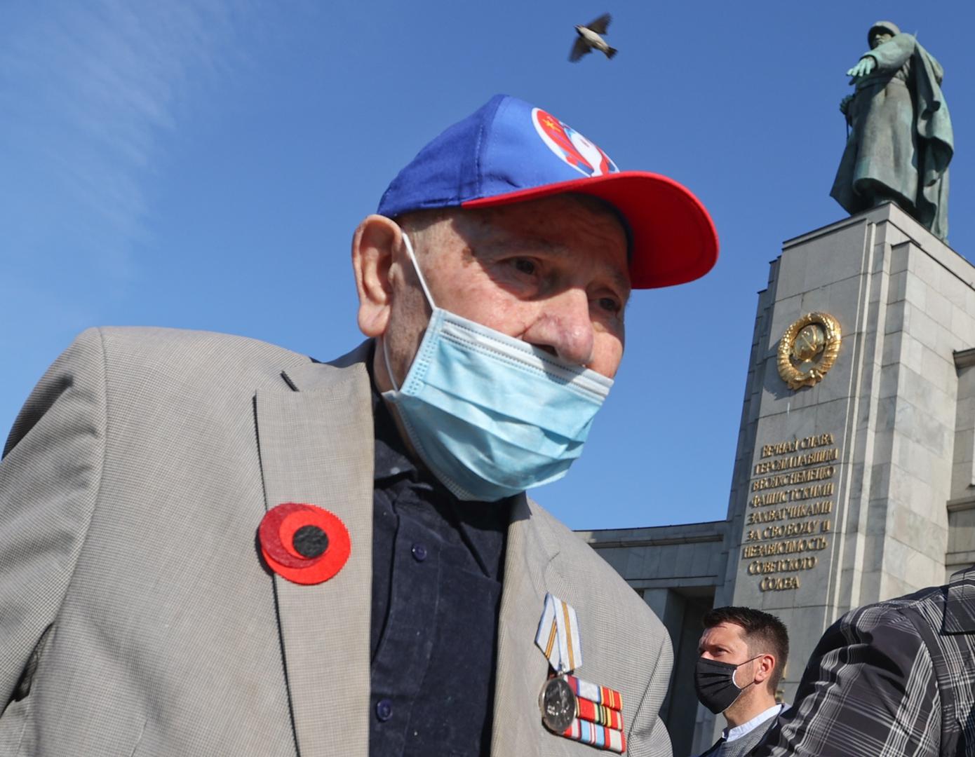 Events commemorating the end of World War Two in Berlin World War Two veteran Seman Kleinmann, 94, attends a celebration to mark Victory Day and the 75th anniversary of the end of World War Two at the Soviet War Memorial at Tiergarten Park in Berlin, Germany, May 8, 2020. REUTERS/Fabrizio Bensch FABRIZIO BENSCH