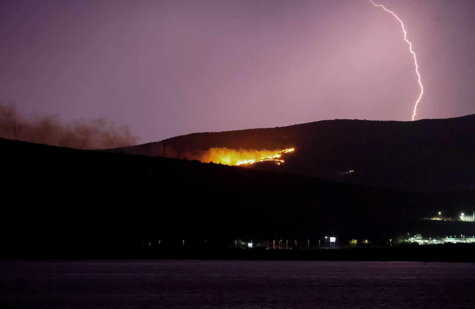 Nevrijeme praćeno jakom kišom, tučom i grmljavinom dijelove Dalmacije pogodilo je u ponedjeljak navečer iza 22 sata, a prema pisanju portala, nekoliko udara munja izazvalo je požare i na splitskom odlagalištu otpada Karepovac, gorjelo je i na brdu Mosor. 