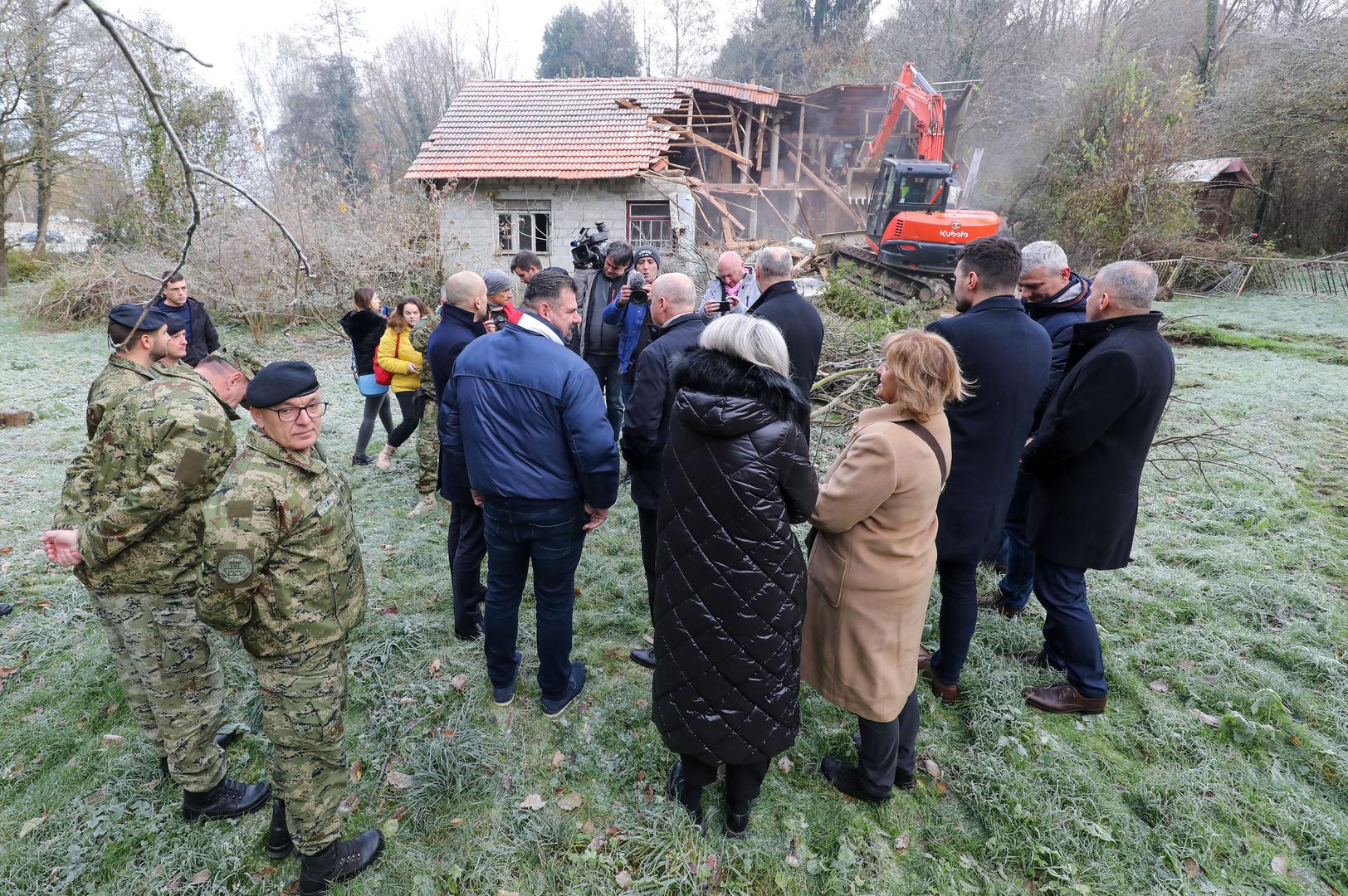 27.11.2023.,Donja Stubica - Potpredsjednik Vlade Branko Bacic i ministar obrane Ivan Anusic u drustvu zupana Krapinsko-zagorske zupanije Zeljka Kolara nazocili su uklanjanju kuce koja je nastradala u potresu na lokaciji Donja Podgora 113. Kuca je tesko pristupna pa je vojska izgradila most kako bi se lakse pristupilo lokaciji. Photo: Jurica Galoic/PIXSELL