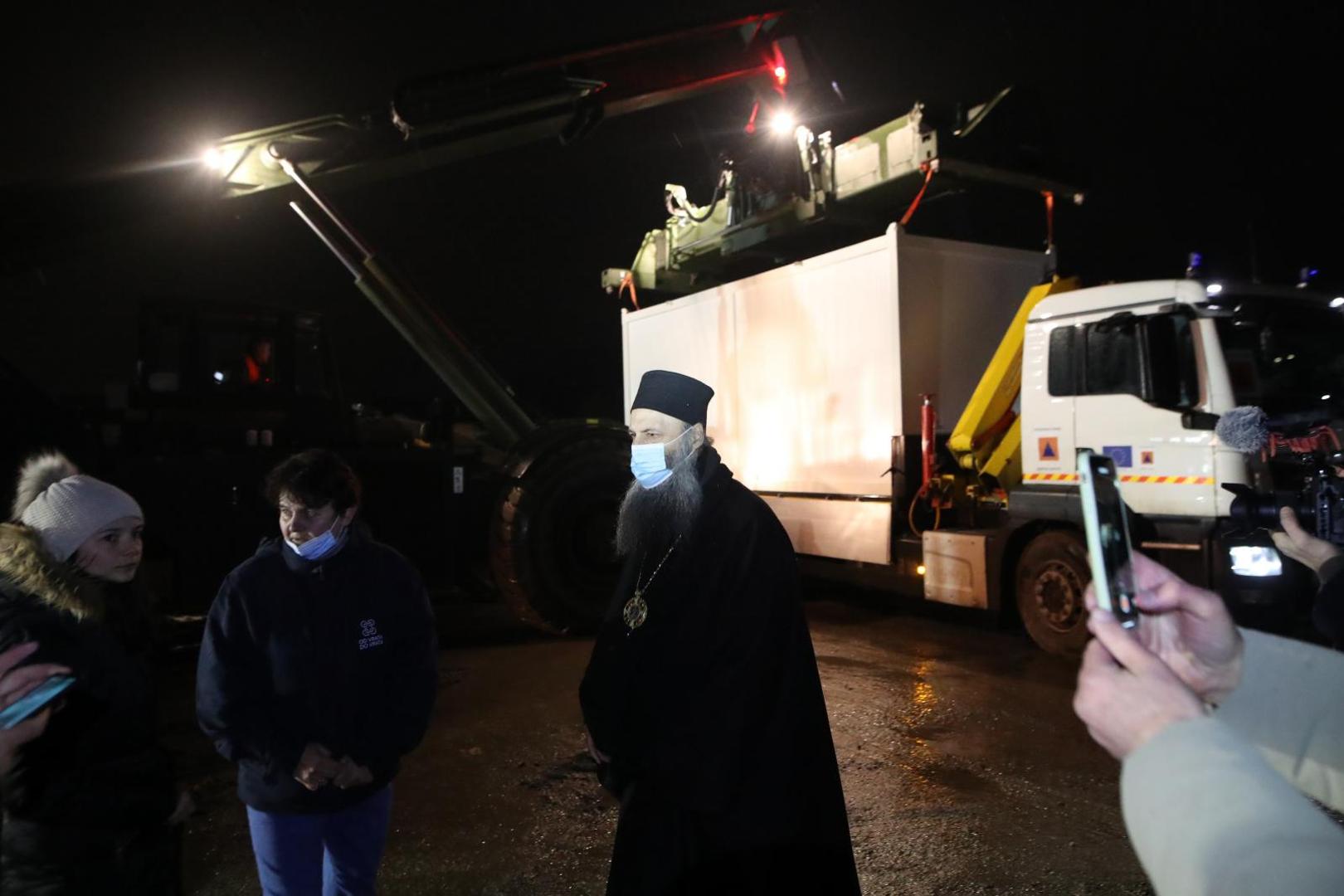 08.12.2021., Petrinja -  Srpsko narodno vijece (SNV) organiziralo je docek pomoci u sklopu humanitarne akcije Banija je nasa kuca u kojoj je na centralni humanitarni punkt u Petrinji kod Sportskog centra Pigik stigla donacija od 22 kontejnera kontejnera iz BiH (Dubica, Srebrenica). Tijekom predaje donacije bio je prisutan i episkop Srpske pravoslavne crkve i mitropolit zagrebacko - ljubljanski Porfirije Peric. Photo: Zeljko Lukunic/PIXSELL