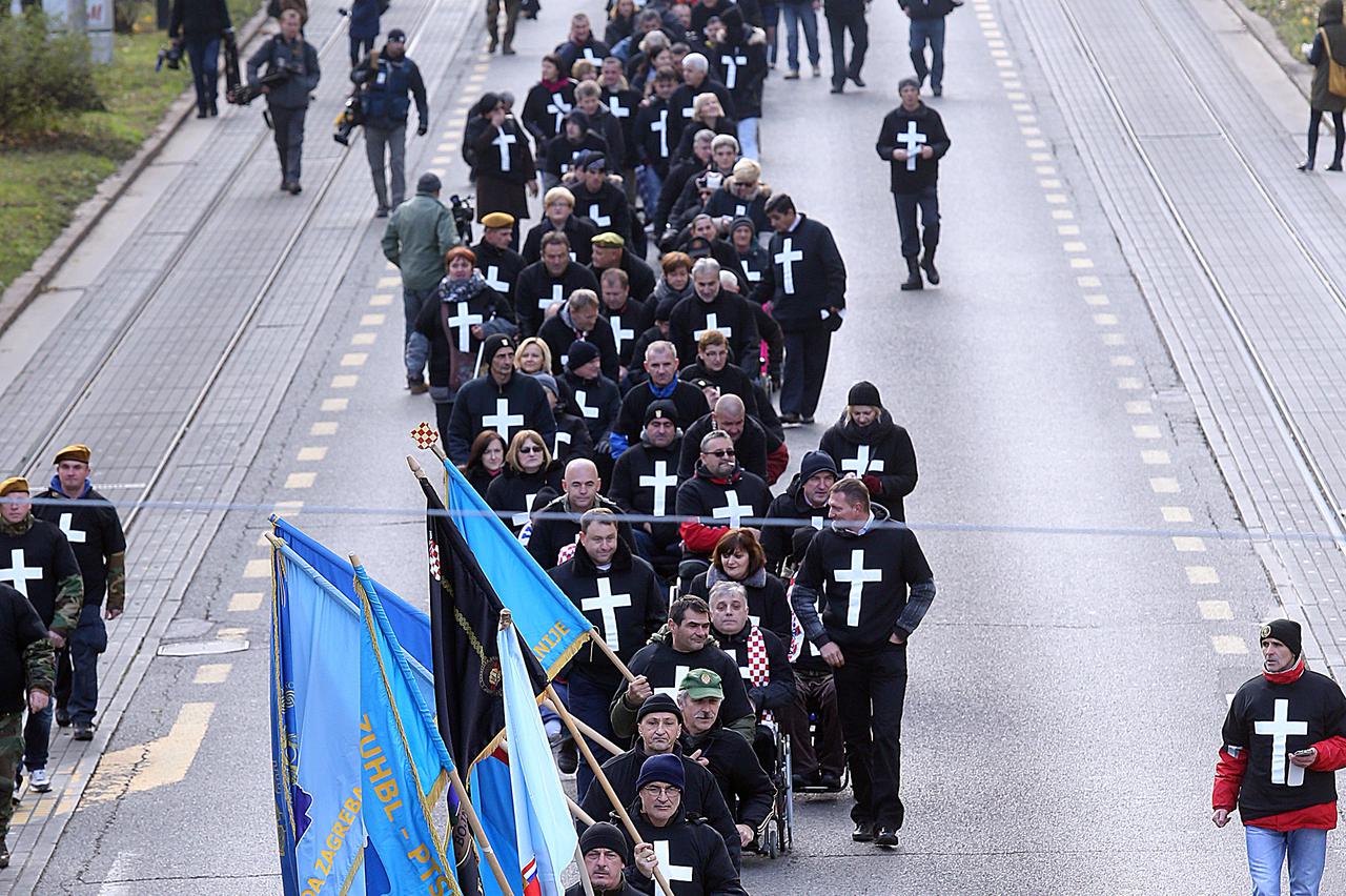 10.12.2014., Zagreb - Hrvatski branitelji koji 52. dan prosvjeduju u braniteljskom satoru ispred Ministarstva branitelja, odrzali su skup pod nazivom 