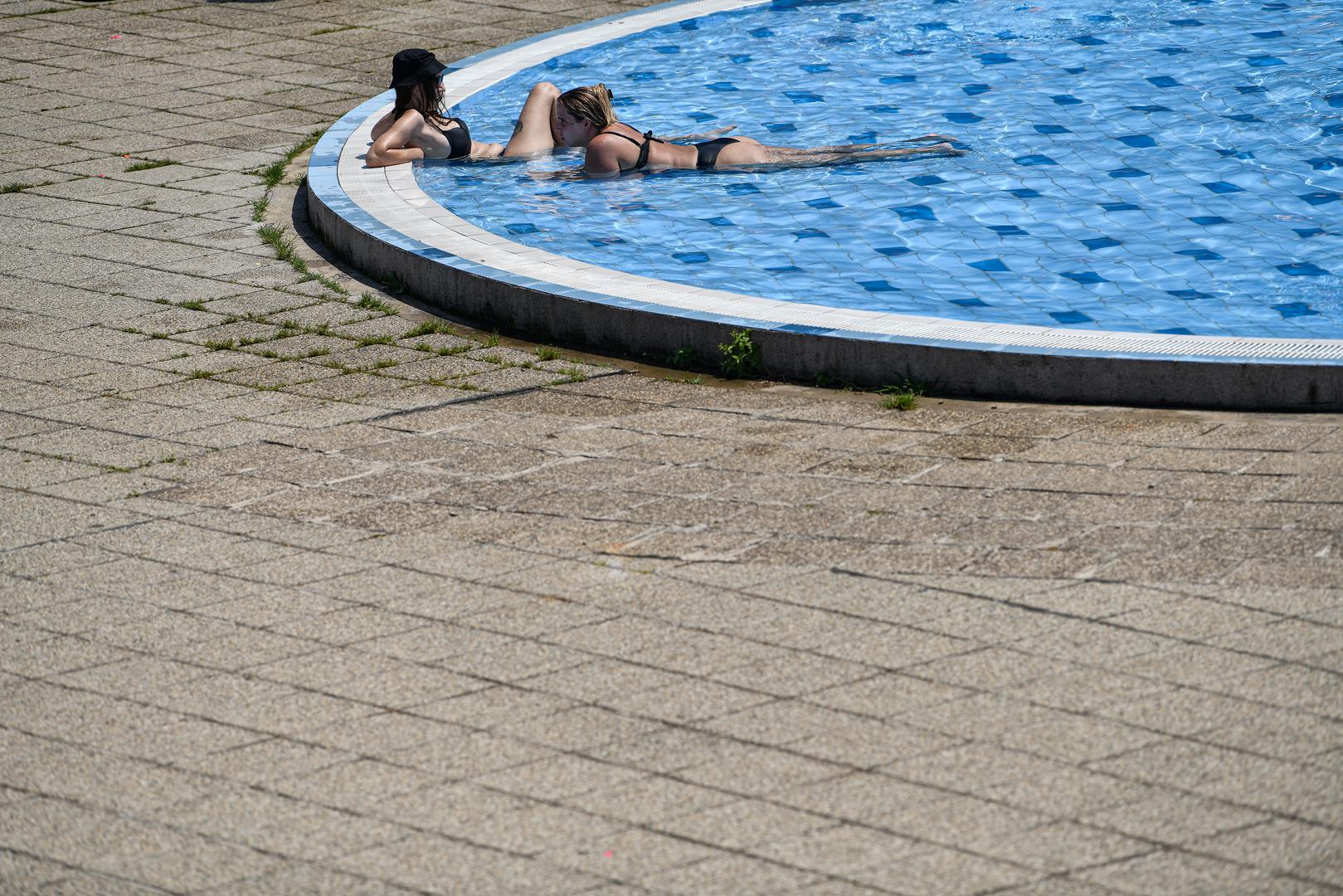 Zbog toplinskog vala koji je pogodio Hrvatsku te najavljenih vrlo visokih temperatura, bazeni Mladost i Šalata u Zagrebu ovog su vikenda preplavljeni posjetiteljima koji traže osvježenje.