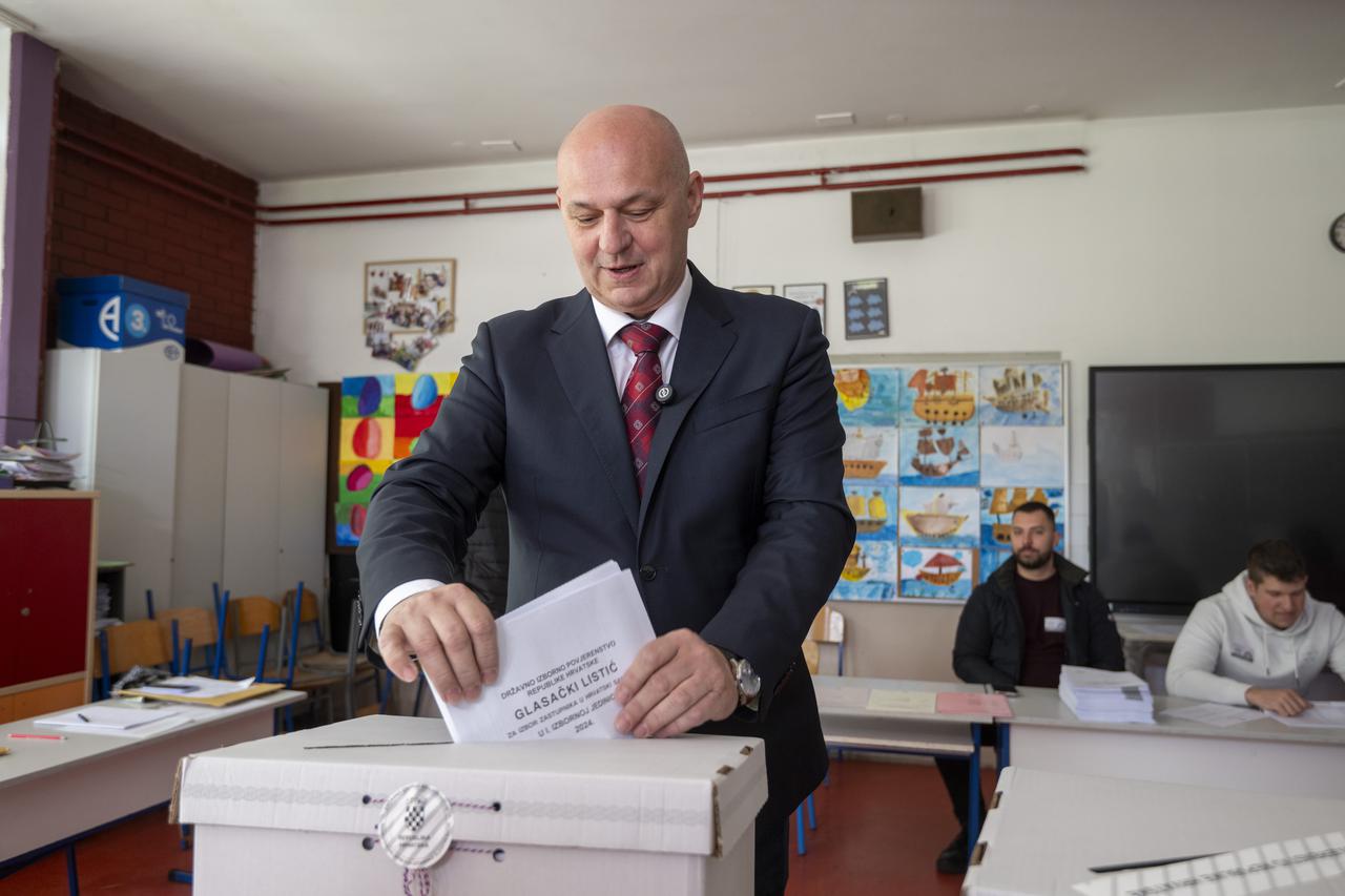 Zagreb: Mislav Kolakušić glasovao na parlamentarnim izborima