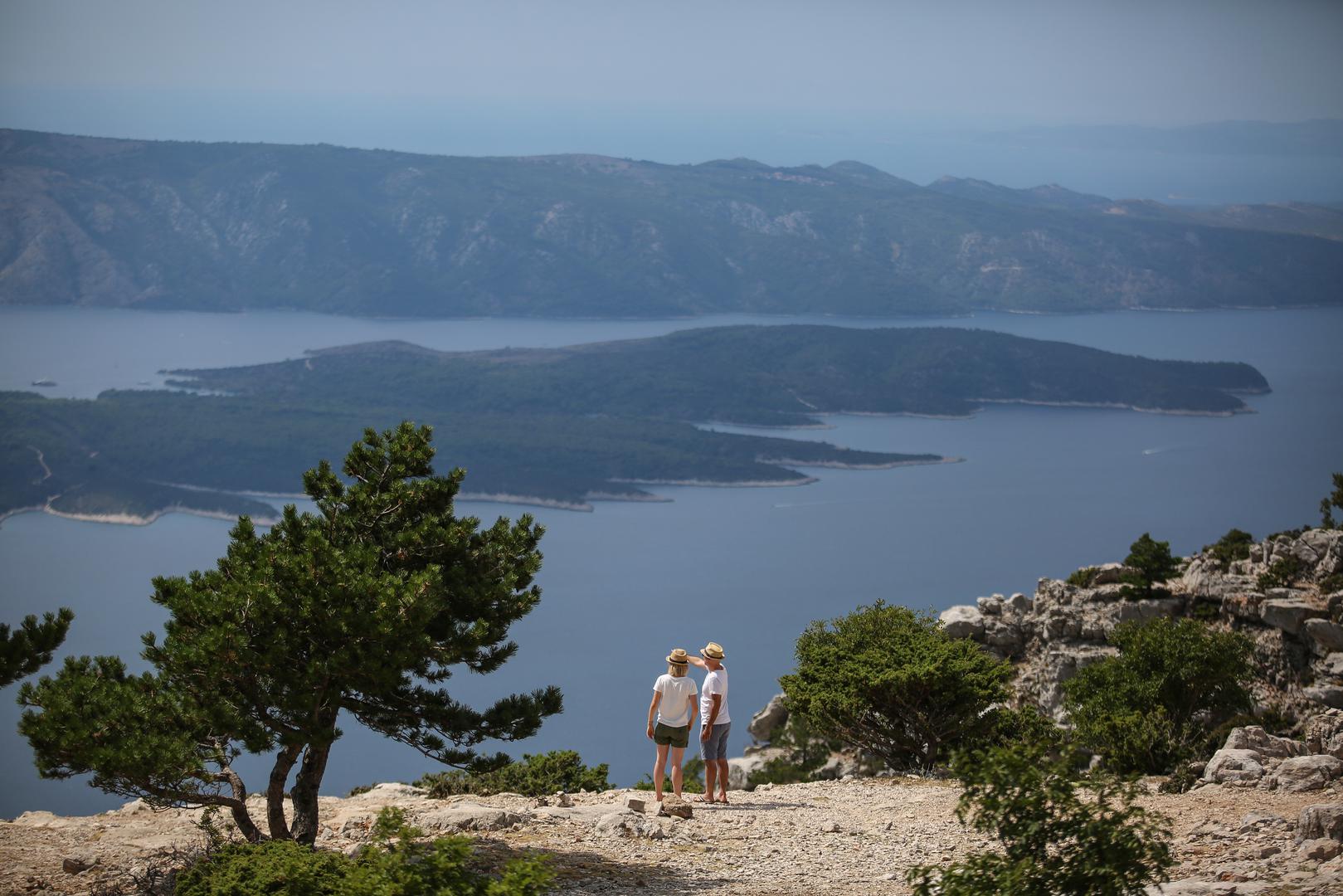 Malo tko zna kako je Brač zapravo dobio svoje ime - iako nije stopostotno potvrđeno, vjeruje se kako ime Brač potječe od ilirskog imena brentos, što u prijevodu znači jelen, jer su ga i Grci nazvali Elaphusa i Bretanide, a elaphos i na grčkom znači jelen.