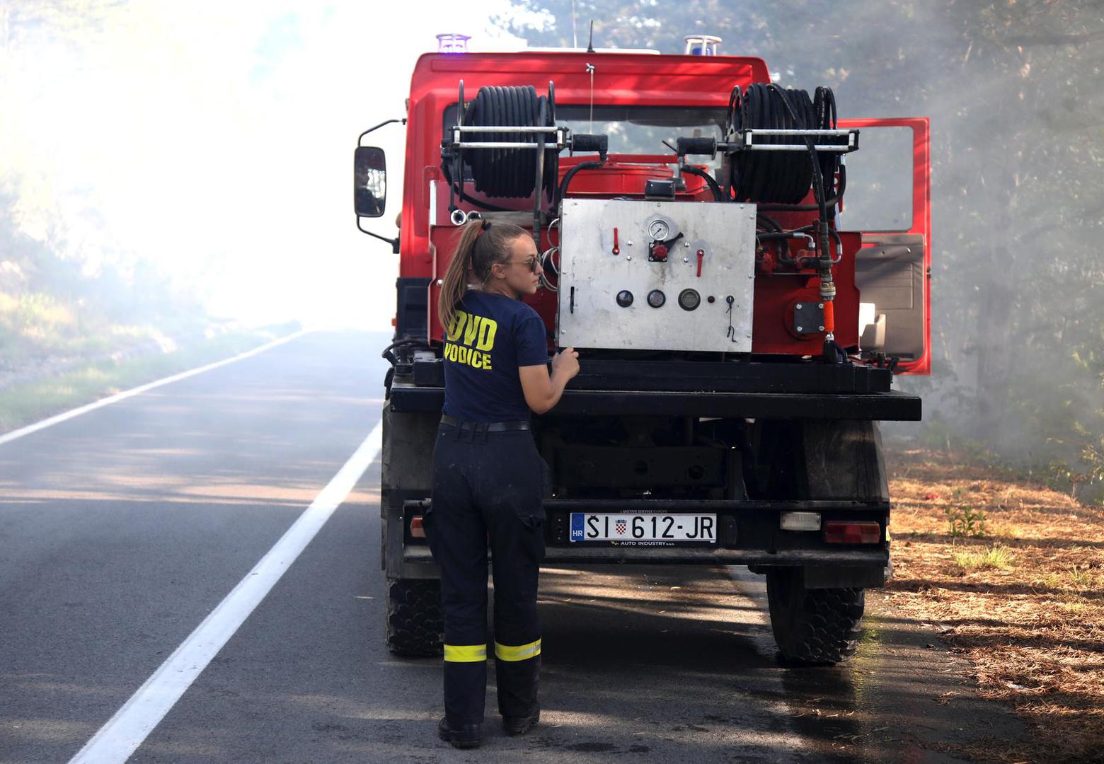 Požar je probio i u PP Biokovo, a strašne scene stizale su s područja koja je prošao plamen. Koliko je noć bila teška, svjedoče i fotografije na kojima se vide premoreni vatrogasci koji leže na cesti i kradu barem malo sna