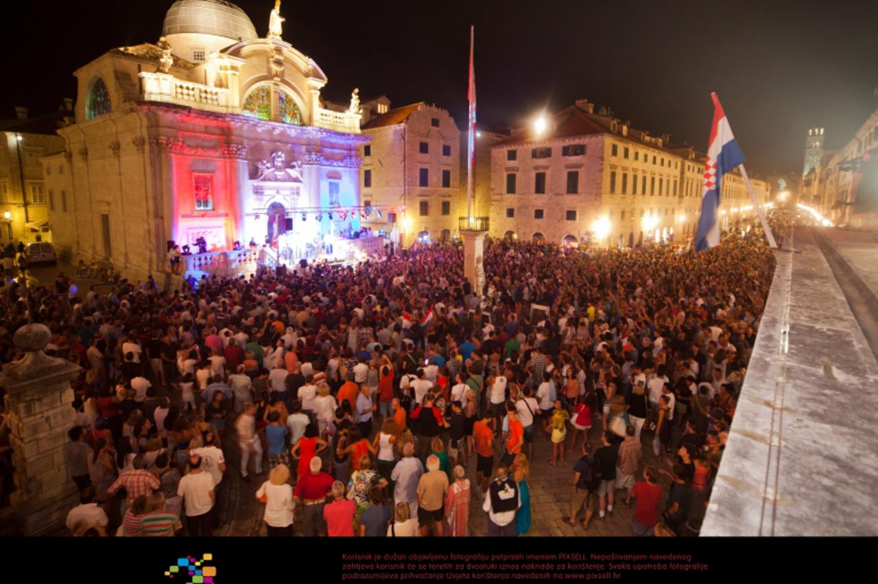 '13.08.2012., Dubrovnik - Zlatne vaterpoliste, cak sedmoricu Dubrovcana od njih 13, docekale su tisuce ljudi na Stradunu. Frano Vican, Andro Buslje, Niksa Dobud, Sandro Sukno, Maro Jokovic, Miho Bosko