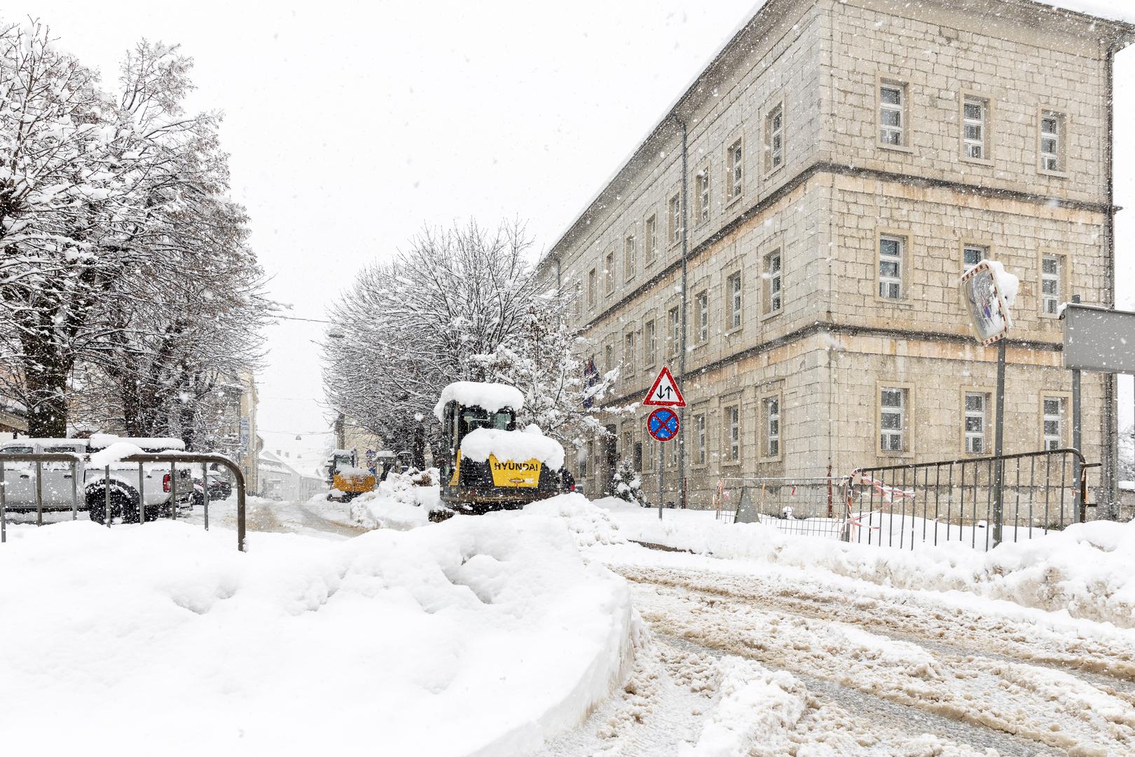 U Gorskoj Hrvatskoj i sutra se očekuje snijeg pa ovakvi prizori idućih dana neće biti rijetkost. 