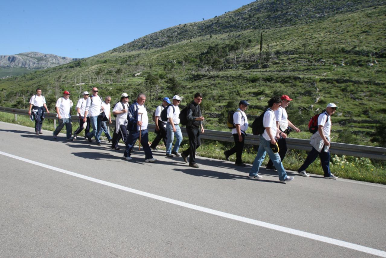 '29.04.2010.Split. Skupina hodocasnika s Kmana zupe Marije Pomocnice krscana petu godinu za redom pjesace do svetista u Medjugorju koje je udaljeno oko 140 km a ocekuju dolaazak u subotu uvecer. Photo