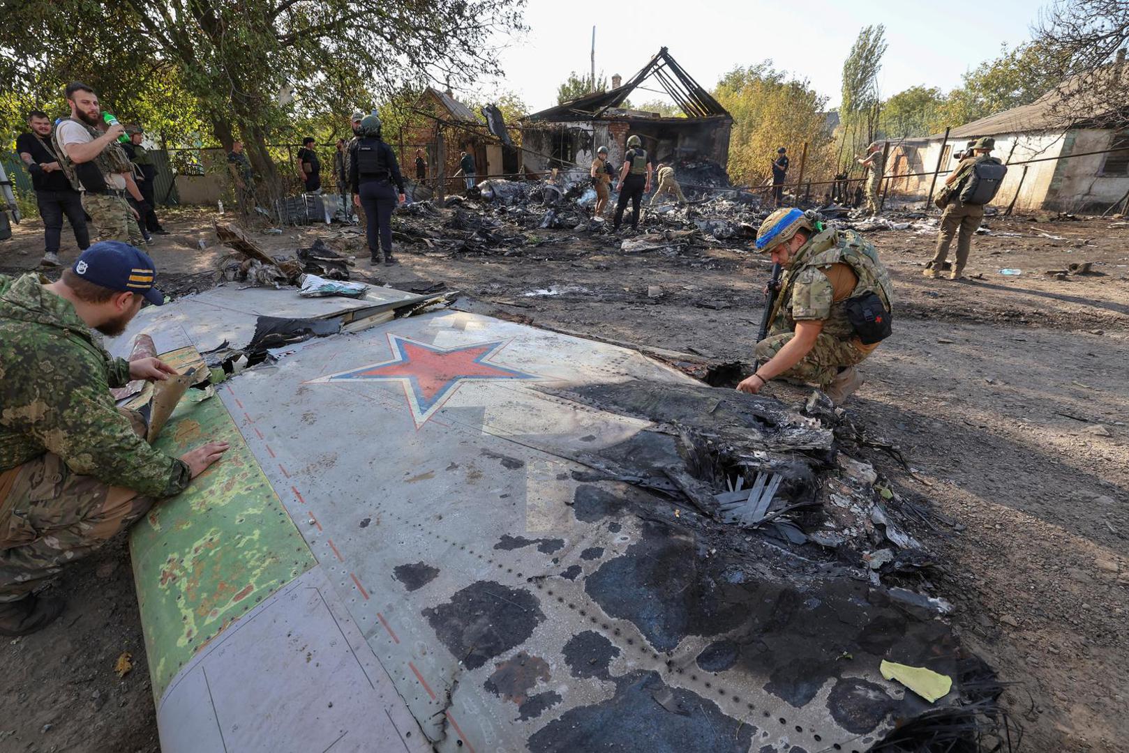 Ukrainian service members inspect parts of a Russian aerial vehicle, which local authorities assume to be a newest heavy unmanned aerial vehicle S-70 Okhotnik (Hunter) or variation of Sukhoi fighting jet, is seen in residential area of the town of Kostintynivka after it was shot down, amid Russia's attack on Ukraine, in Donetsk region, Ukraine October 5, 2024.  Radio Free Europe/Radio Liberty/Serhii Nuzhnenko via REUTERS Photo: RFE/RL/SERHII NUZHNENKO/REUTERS