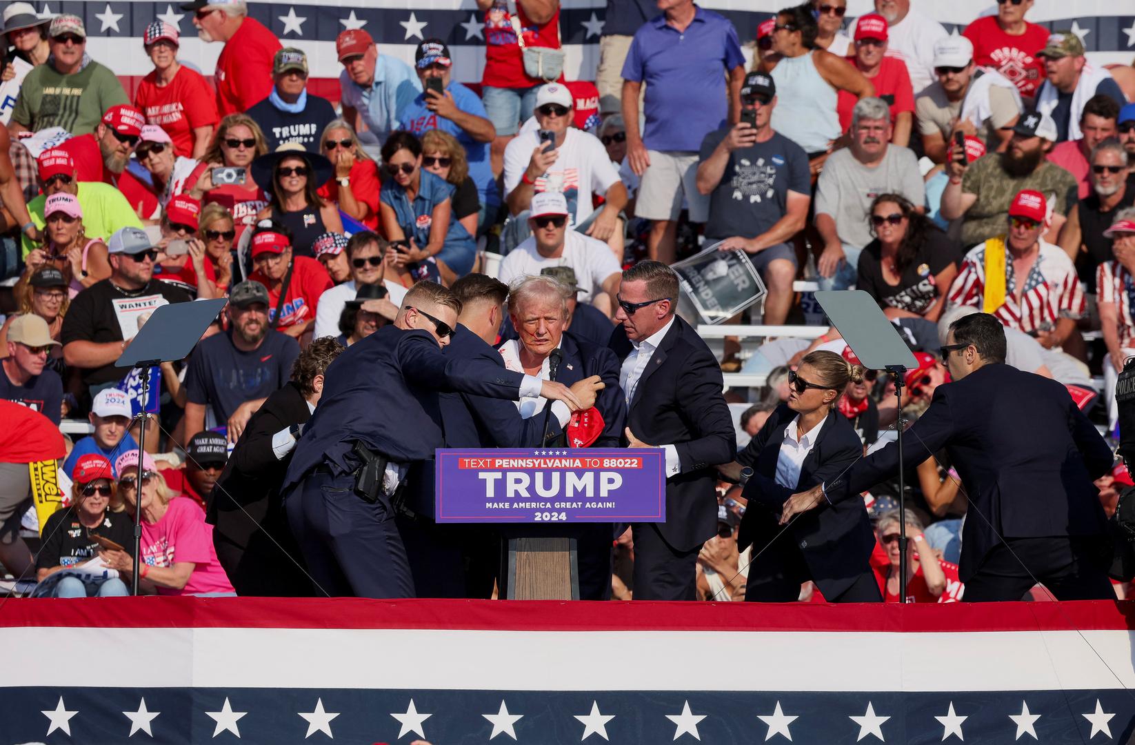 Republican presidential candidate and former U.S. President Donald Trump is assisted by U.S. Secret Service personnel after he was shot in the right ear during a campaign rally at the Butler Farm Show in Butler, Pennsylvania, U.S., July 13, 2024. REUTERS/Brendan McDermi Photo: BRENDAN MCDERMID/REUTERS