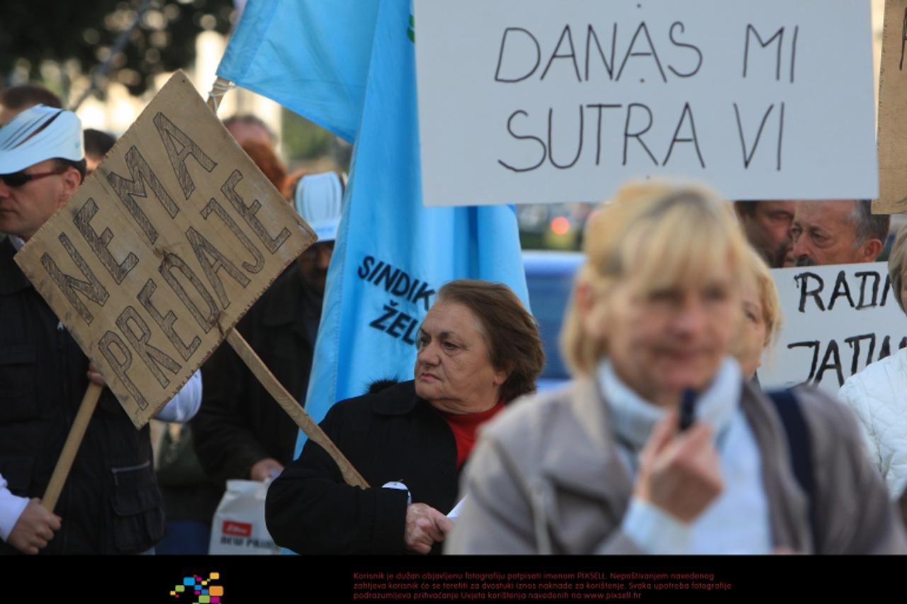 '19.10.2011., Zagreb - Radnici Djakovstine preselili su prosvjed zbog neisplacenih otpremnina iz Djakova u Zagreb. Prosvjedovali su pred Domom sinikata u Subicevoj. Photo: Boris Scitar/PIXSELL'