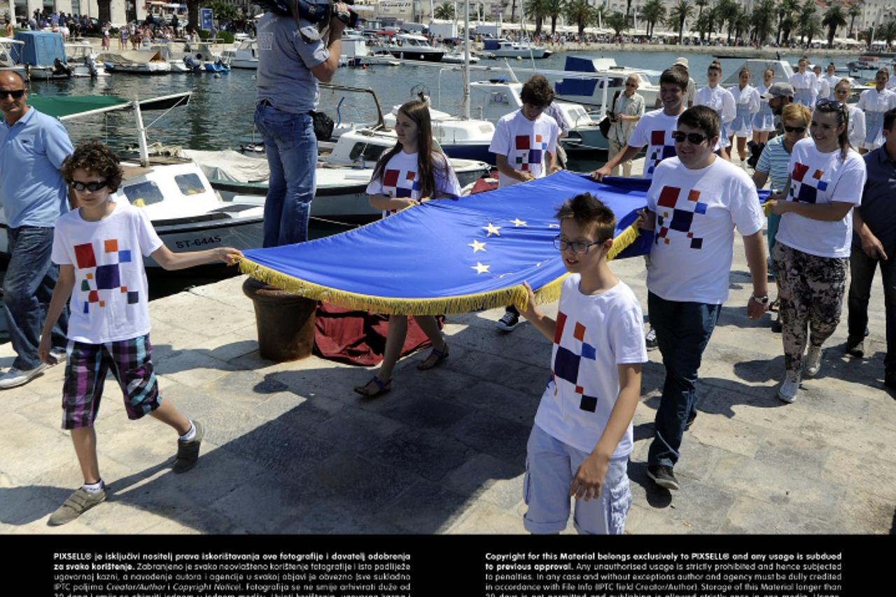 '30.06.2013., Split - Proslava ulaska Hrvatske u EU zapocela je nosenjem zastave po gradu. Veslaci juniori HVK Gusar donjeli su zastavu na Mateusku i predali je dobitnicima Oskara Znanja koji su uz pr