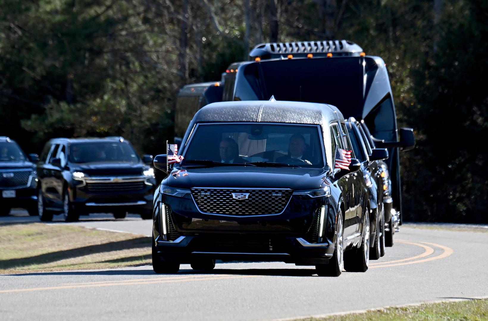 U utorak ujutro Carterov lijes bit će službenim letom nazvanim "Special Air Mission 39" prebačen u Washington u pratnji obitelji. Konvoj će ga odvesti u Memorijalni centar Američke mornarice. Carter je 1946. diplomirao na Mornaričkoj akademiji i služio na razaračima i podmornicama.