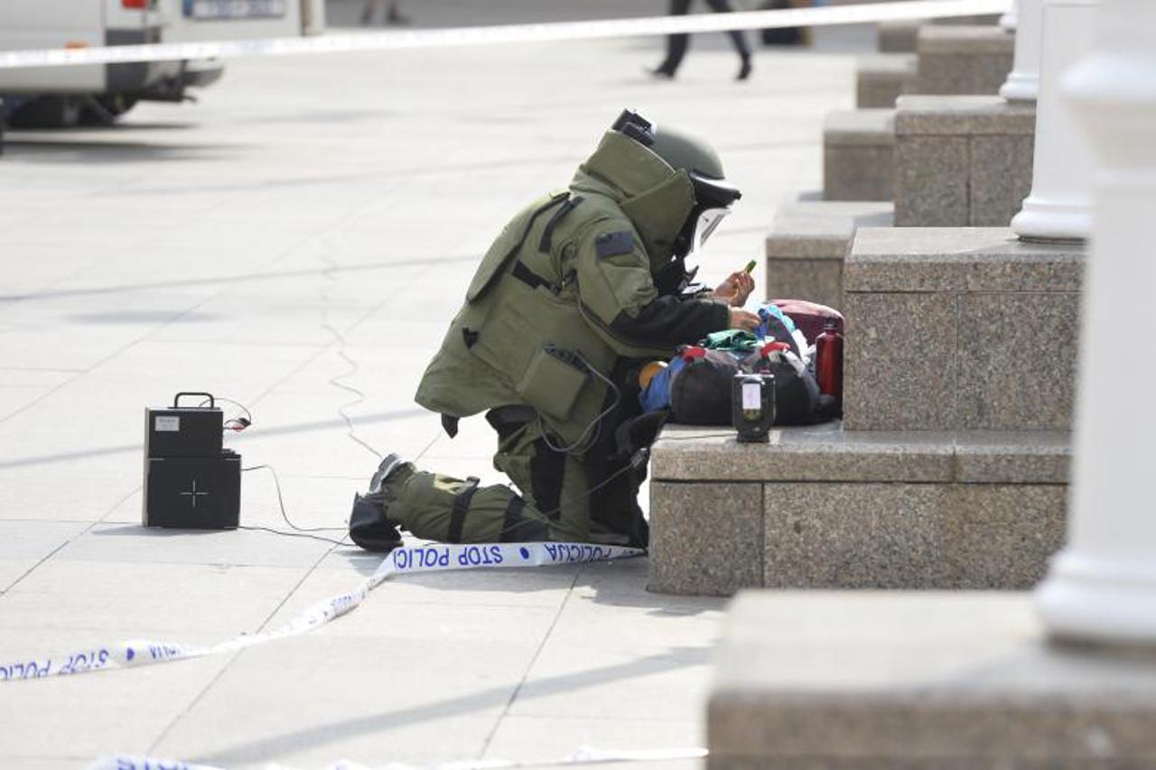 policija na trgu, portal (1)