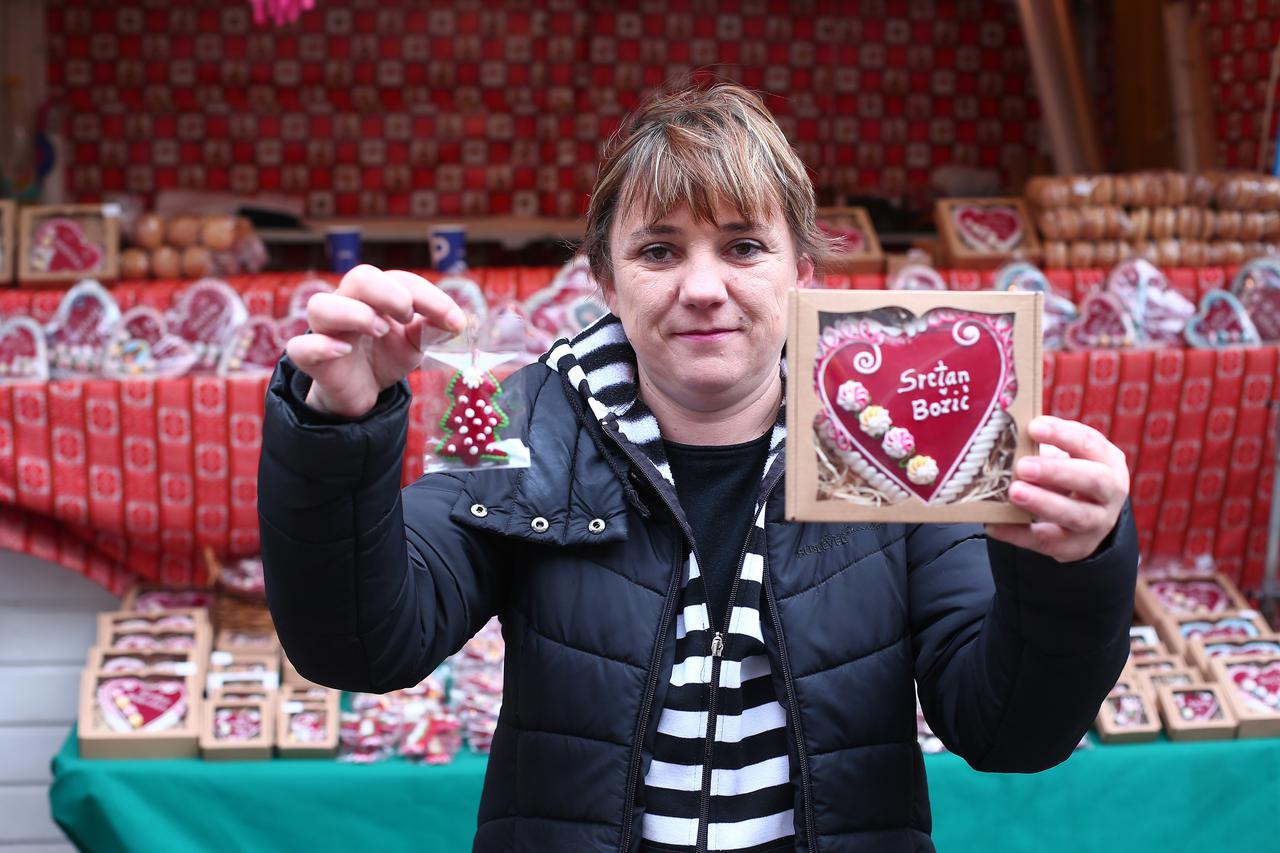 01.12.2015., Zagreb - Bozicna i novogodisnja ponuda na standovima u ulicam koje okruzuju Trg bana Josipa Jelacica. Photo: Sanjin Strukic/PIXSELL