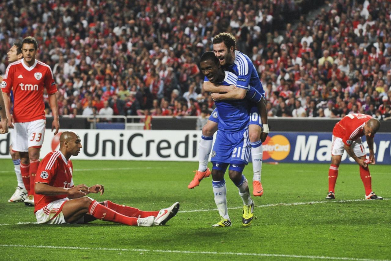 'Chelsea\'s forward from Ivory Coast Salomon Kalou (3rdL) celebrates a goal after scoring against Benfica with his teammate Chelsea\'s Spanish forward Juan Mata (2ndR) during their UEFA Champions Leag