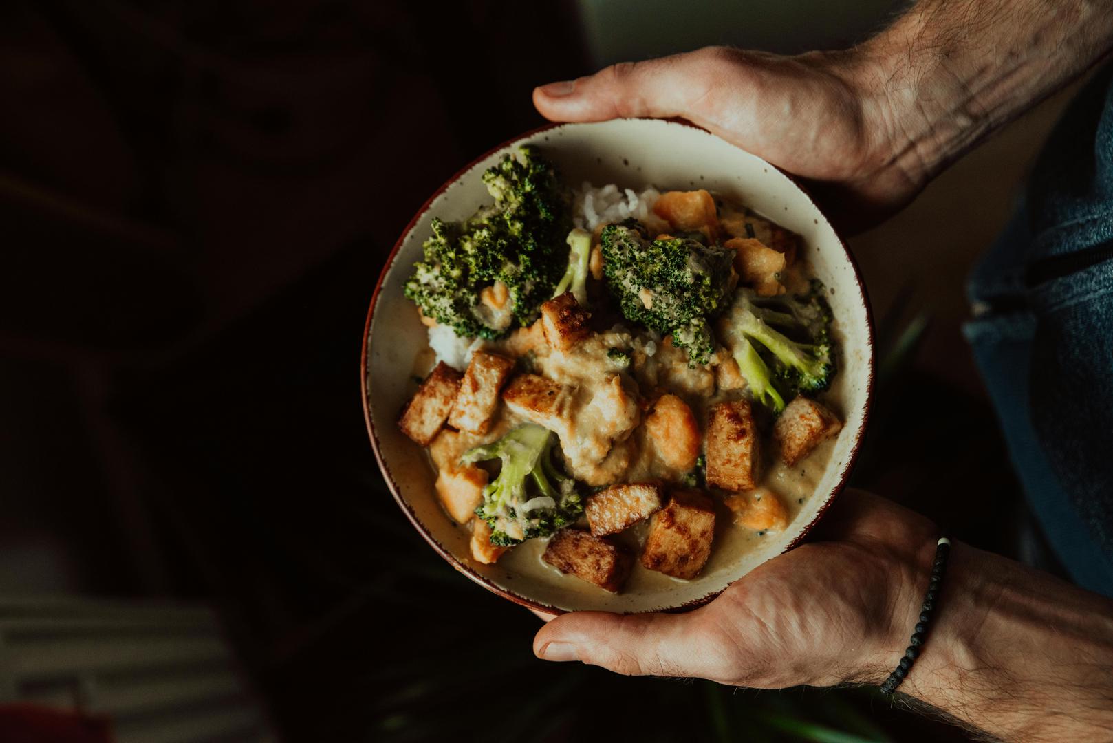 Zamijenite duple ugljikohidrate za jednostruke: Jeste li krivi za duplo konzumiranje ugljikohidrata? Na primjer, burger u pecivu s pomfritom, špageti bolonjeze s češnjakom ili curry s rižom i naanom. "Iako ovo nije samo po sebi loše kao jednokratno rješenje, to je nešto što želimo izbjegavati redovito raditi. Odabirom samo jednog izvora ugljikohidrata, smanjujete kalorije", rekla dr. Aileen. Umjesto toga jedan od ugljikohidrata zamijenite izvorom povrća. To će dodati hranjive tvari i vlakna, što pomaže u kontroli težine."Zamjenom ugljikohidrata povrćem, povećavate količinu hrane koju jedete bez dodavanja mnogo kalorija", zaključila je dr. Aileen.