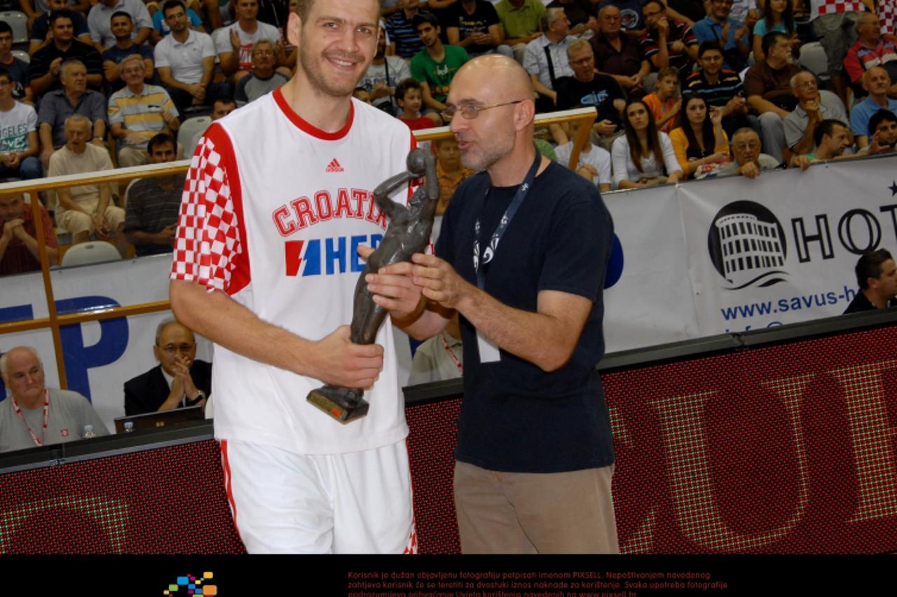 '05.09.2012., sportska dvorana Vijus, Slavonski Brod - Kvalifikacije za Eurobasket 2013., skupina C, Hrvatska - Ukrajina. Novinar Vecernjeg lista Drazen Brajdic dodjeljuje Luki Zoricu nagradu za kosar