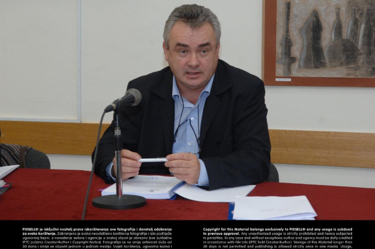 '03.10.2013., Krapina - Na 3. sjednici Gradskog vijeca najvise se raspravljalo o stanju u gradskim poduzecima. Predsjednik Gradskog vijeca Zeljko Pavic. Photo: Matija Topolovec/PIXSELL'