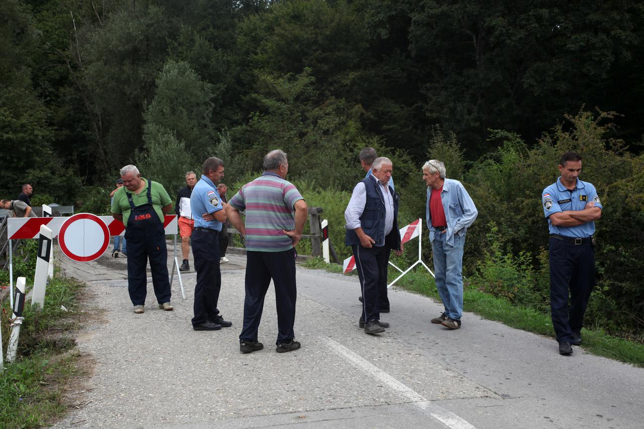 26.08.2015., Lekenik, Stari Farkasic - Hrvatske ceste su zatvorile drveni most radi kojeg mjestani moraju ici okolnim putevima koji su udaljeni do 100km u jednom smjeru, ogorceni su radi nemogucnosti odlaska doktoru, kao i hitne pomoci koja ne moze doci d