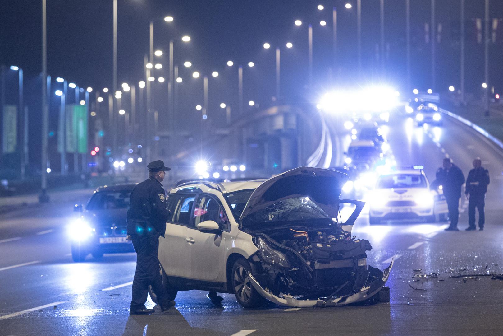 Policija regulira promet i provodi očevid na mjestu nesreće.