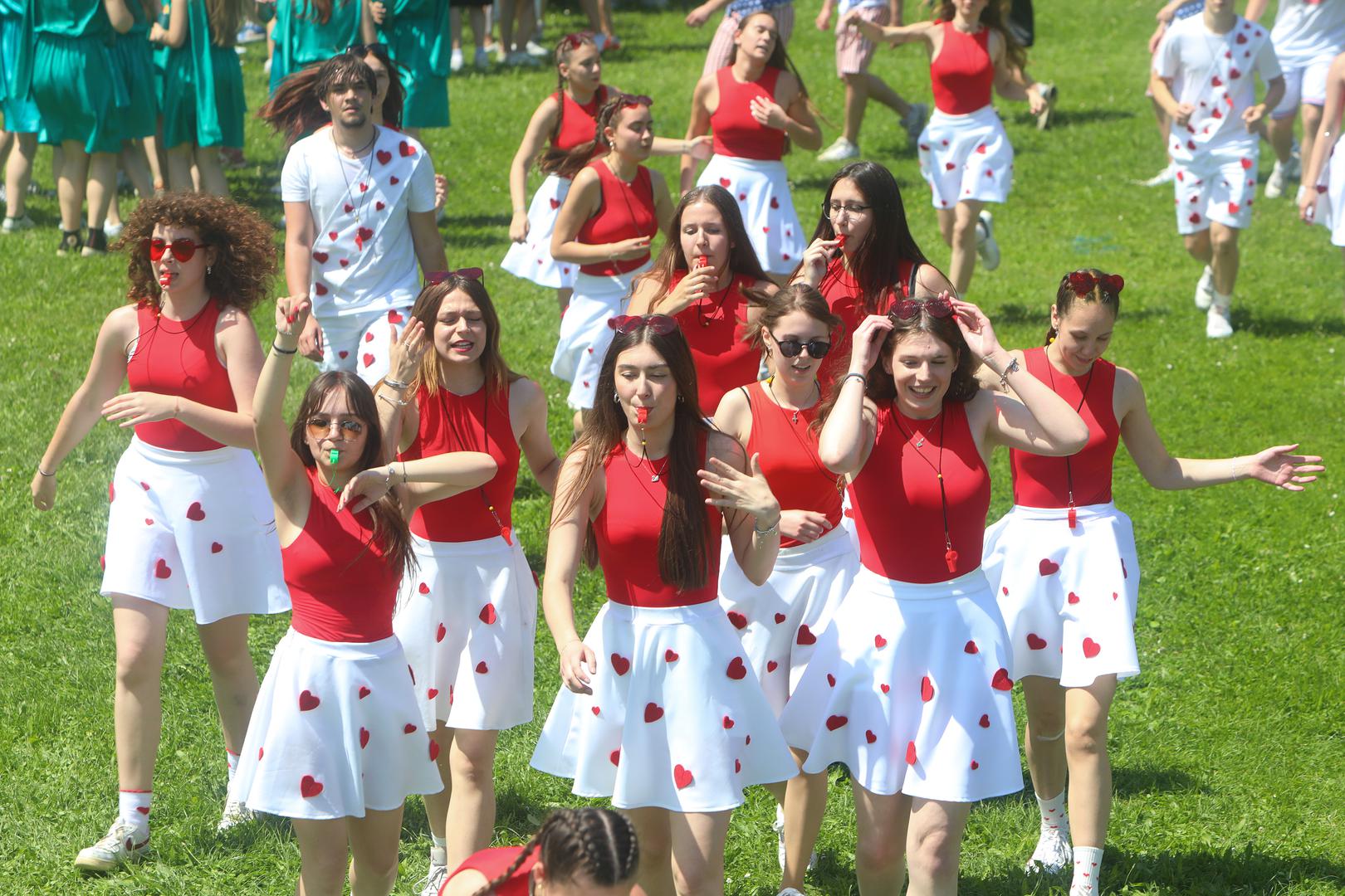 24.05.2024., Karlovac - Maturanti Gimnazije Karlovac tradicionalno su  zadnji dan skole otplesali Salonsko kolo. Svi zavrsni razedi Gimnazije predstavili su se pred brojnom publikom u plesnoj koreografiji koja je  tradicija skole vec 16. godina. Photo: Kristina Stedul Fabac/PIXSELL