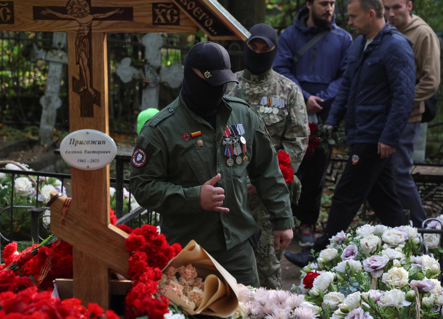 People gather near the grave of Yevgeny Prigozhin, head of the Wagner mercenary group, as people mark 40 days since Prigozhin and group commander Dmitry Utkin's death to respect an Orthodox tradition, at the Porokhovskoye cemetery in Saint Petersburg, Russia, October 1, 2023. REUTERS/Anton Vaganov Photo: ANTON VAGANOV/REUTERS