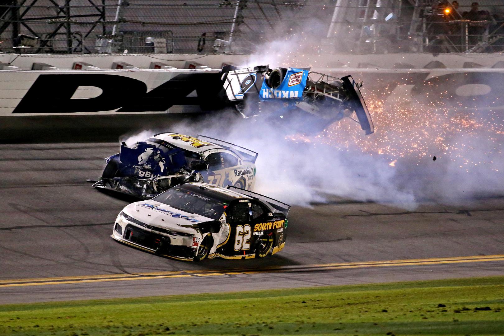 Denny Hamlin, vozač Nascara, pobjednik je prestižne utrke Daytona 500 koja je odlučena u foto-finišu. 