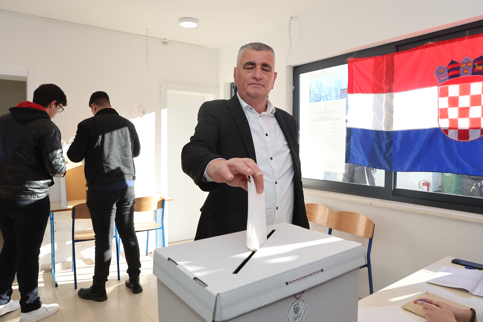 29.12.2024., Sinj - Predsjednicki kandidat Miro Bulj glasovao na izborima za predsjednika ili predsjednicu RH. Photo: Ivana Ivanovic/PIXSELL