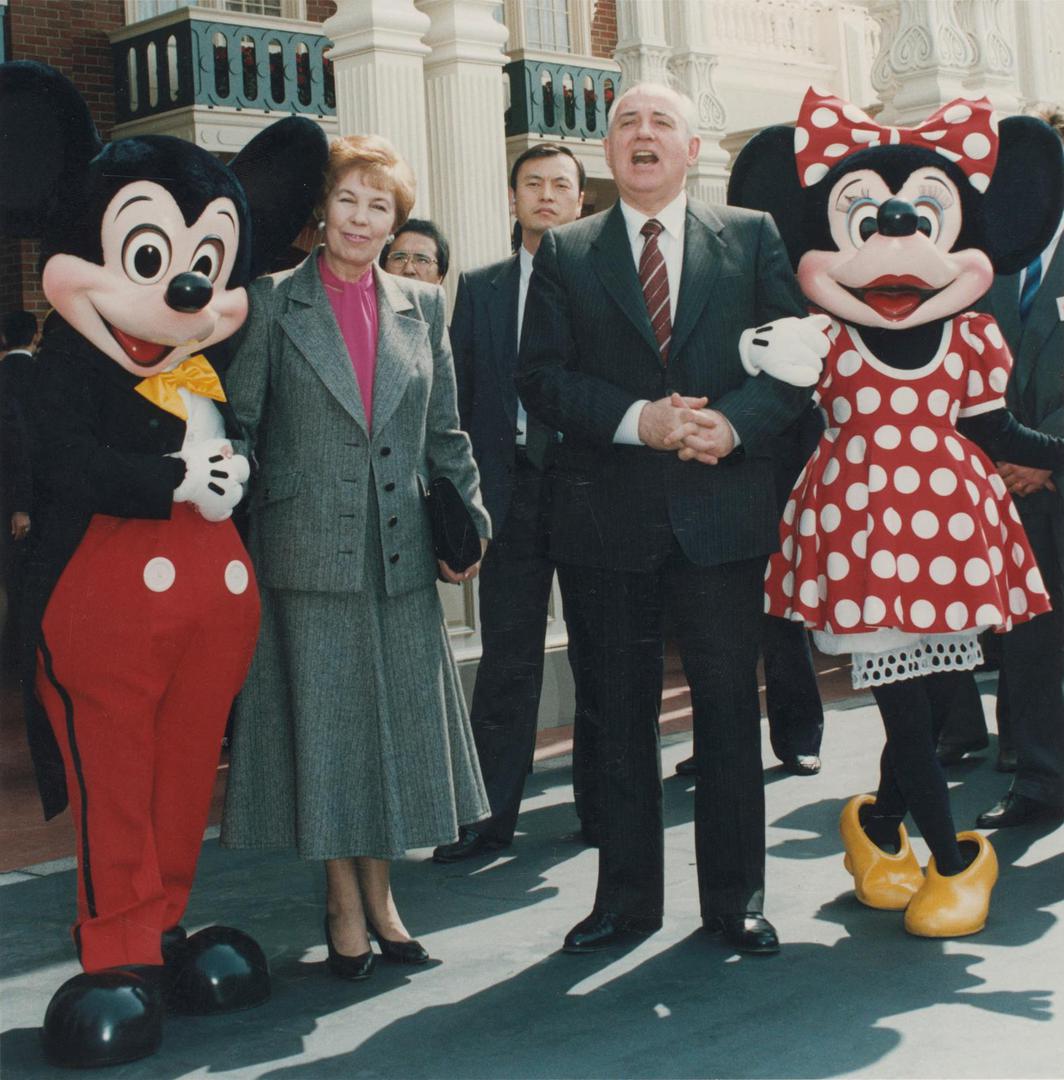 FILE PHOTO: Mikhail Gorbachev visits Disneyland in Chiba, north of Tokyo, Japan April 12, 1992.  REUTERS/Masaharu Hatano/File Photo Photo: Masaharu Hatano/REUTERS