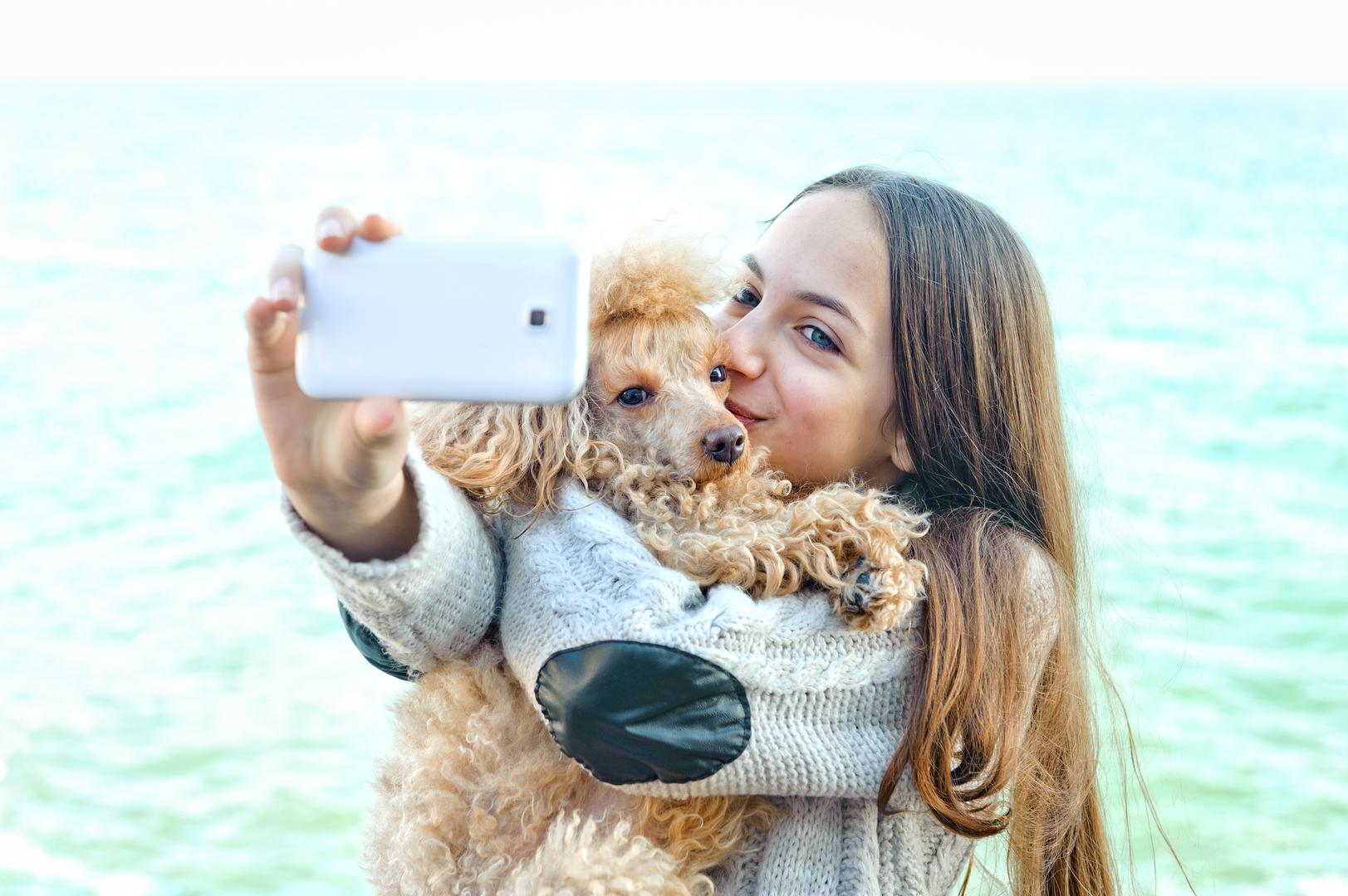 Psi influenceri na Instagramu postali su popularan trend, a vlasnici pasa koriste svoje ljubimce za stvaranje zanimljivih i privlačnih sadržaja. Ovi profili često imaju veliki broj pratilaca i mogu biti vrlo uticajni u zajednicama ljubitelja pasa. Evo nekoliko najpoznatijihn pasa influencera na Instagramu.