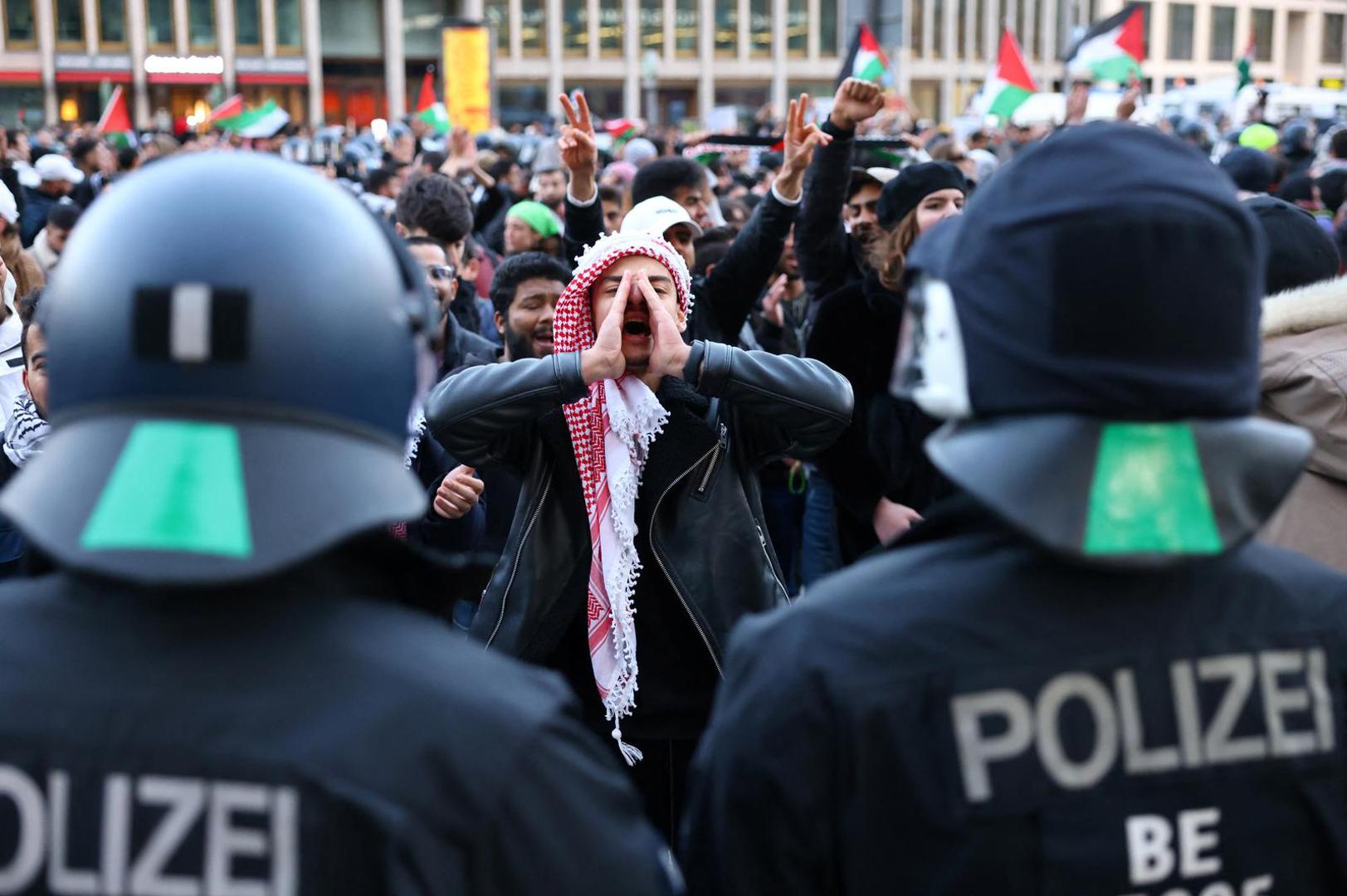 A man yells as pro-Palestinian demonstrators protest during the ongoing conflict between Israel and the Palestinian Islamist group Hamas, in Berlin, Germany October 15, 2023. REUTERS/Christian Mang Photo: CHRISTIAN MANG/REUTERS