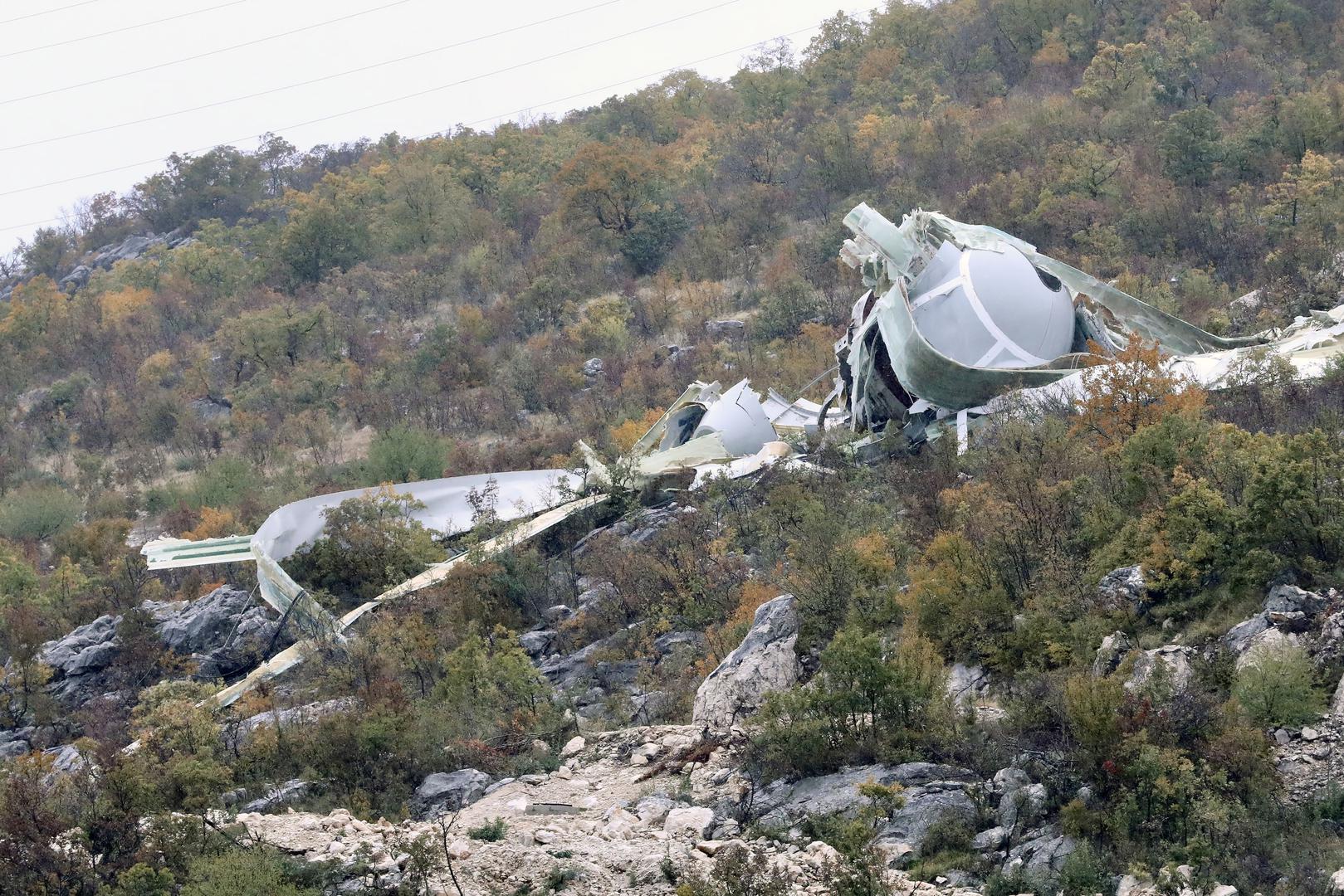 Nevrijeme je sinoć haralo Dalmacijom. Olujni vjetar jačine do 100 kilometara na sat nosio je sve pred sobom, a nije mu uspjela odoljeti ni vjetrenjača u Konjskom.