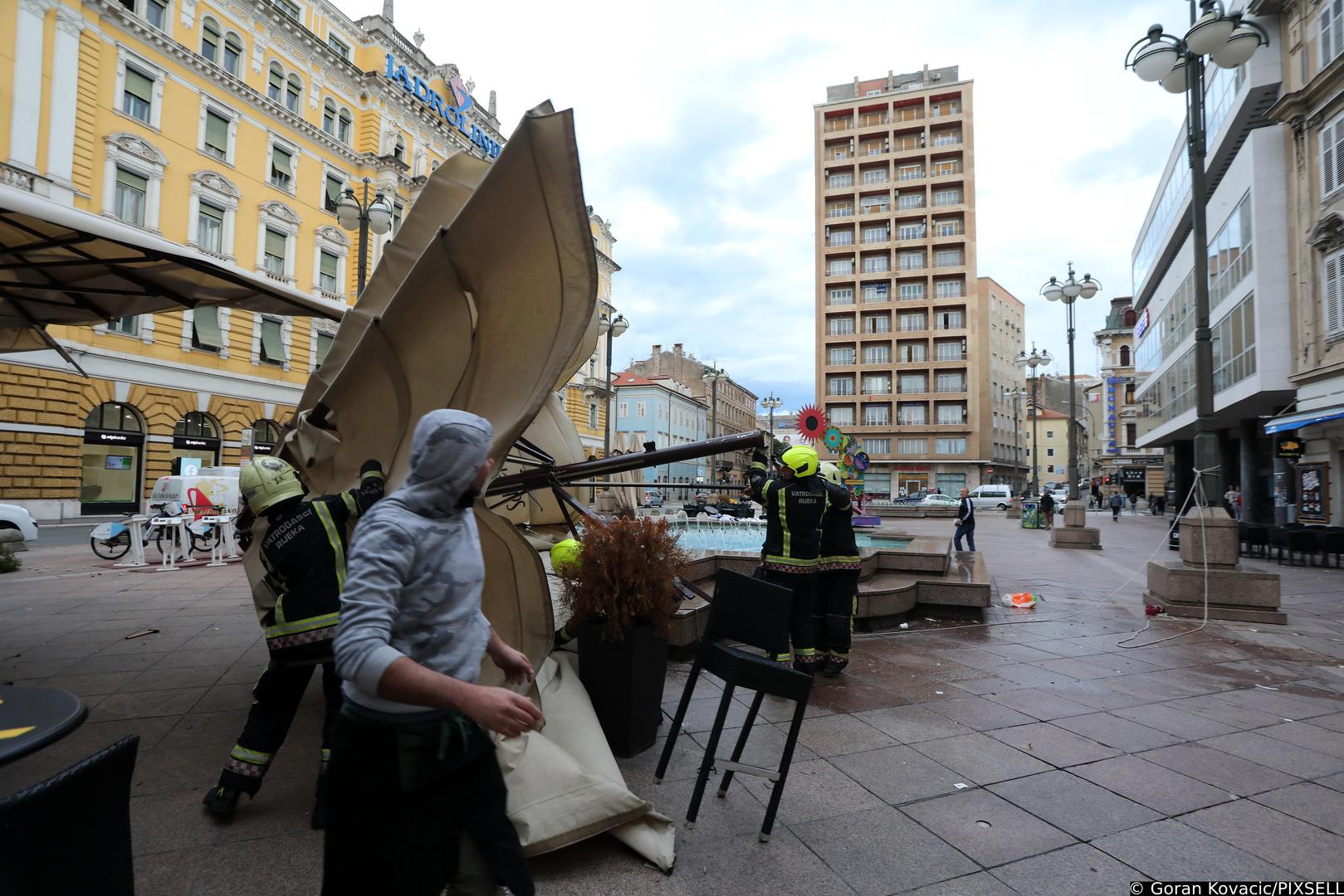 07.10.2021., Rijeka - Olujna bura rusi tende od kafica na Korzu, a u sanaciji pomogli su i vatrogasci.