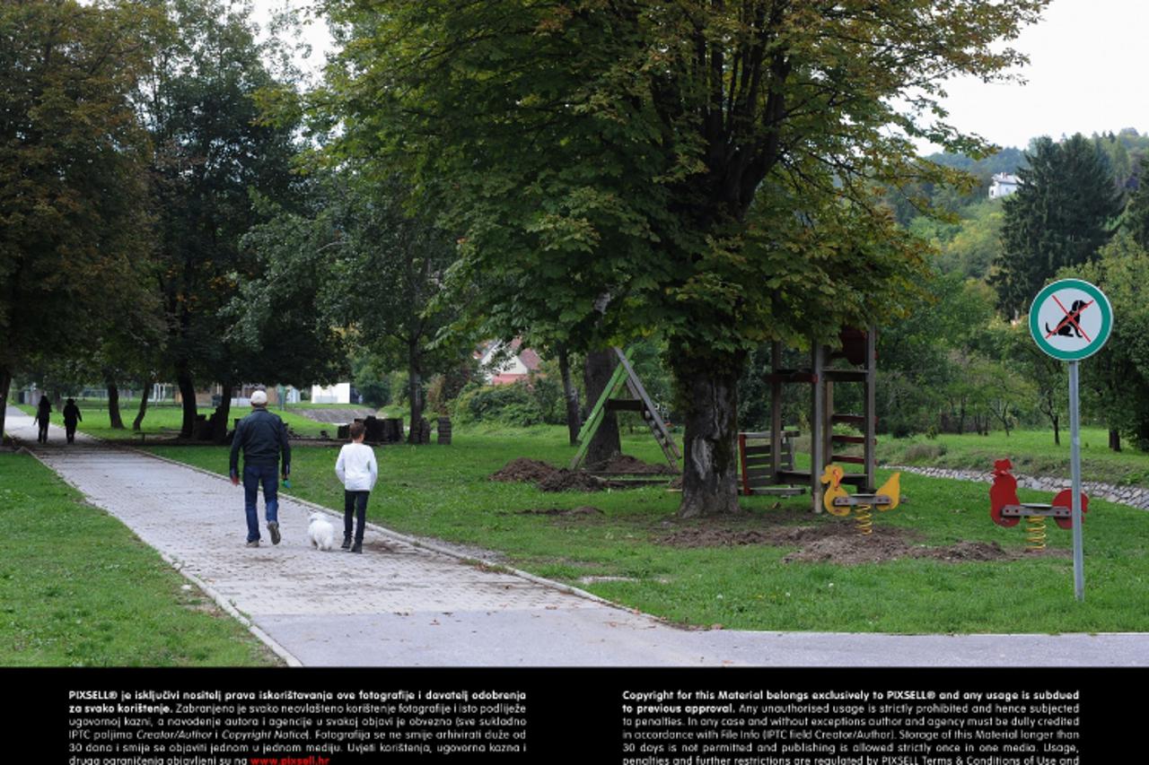 '01.10.2013., Samobor -  U naselju Vungriscak pored setalista premijesteno je djecje igraliste za pedesetak metara jer je zemljiste na kojem je bilo igraliste vraceno vlasnicima.  photo: Davor Visnjic