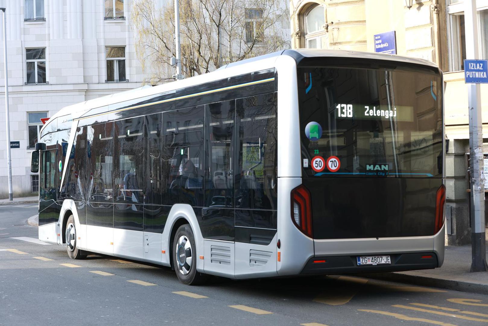 04.04.2023., Zagreb - Britanski trg. ZET testira elektricni autobus na liniji 138 za Zelengaj. Photo: Sanjin Strukic/PIXSELL