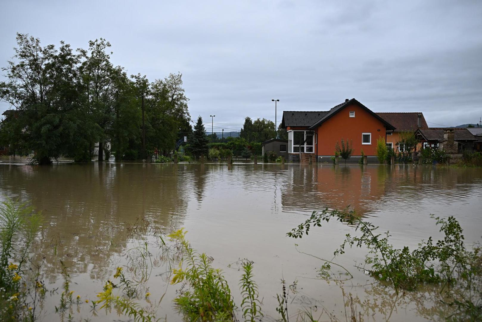 05.08.2023., Drenje Brdovecko - Zbog izlijevanja rijeke Save, voda prijeti kucama u Drenju Brdoveckom. Photo: Davor Puklavec/PIXSELL