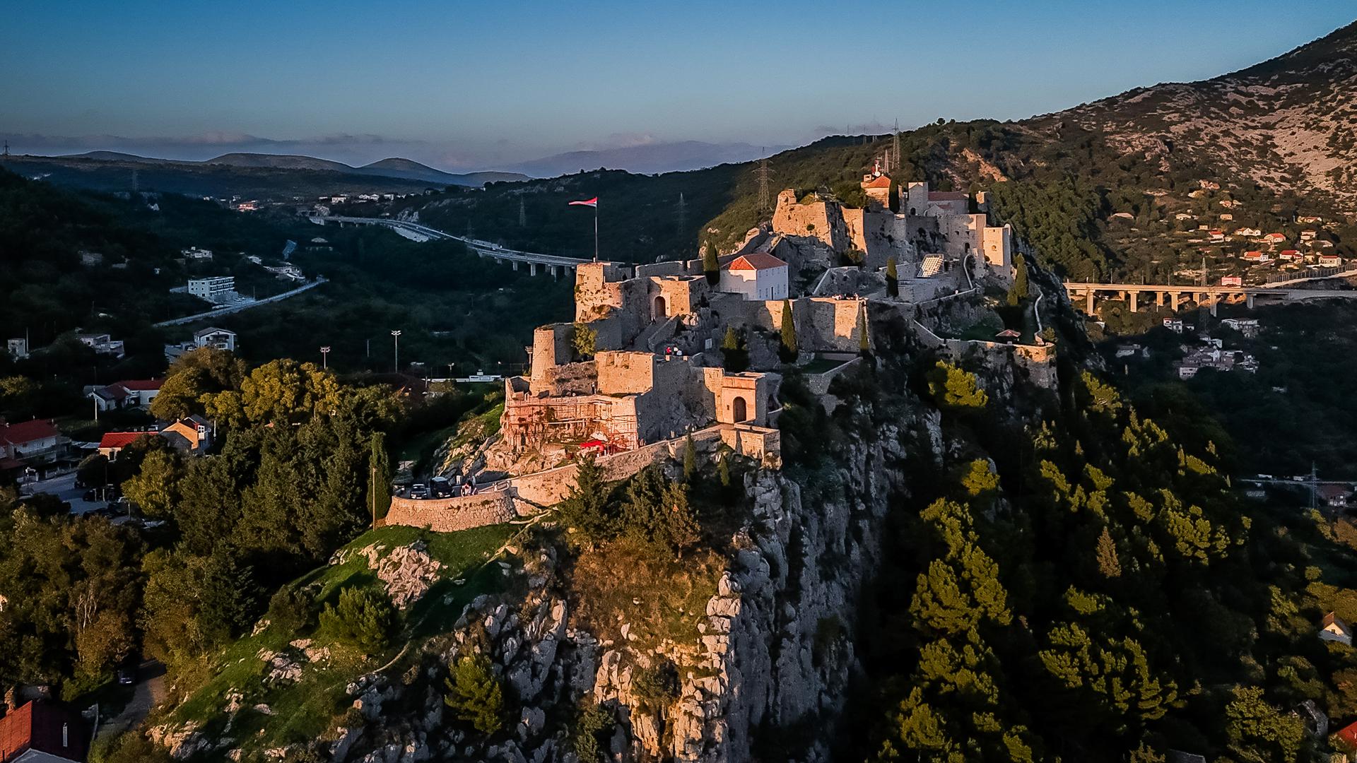 Na strmim hridima klanca između Kozjaka i Mosora stoji tvrđava Klis s jednim prozorom okrenutim prema moru, a drugim prema Zagori. 