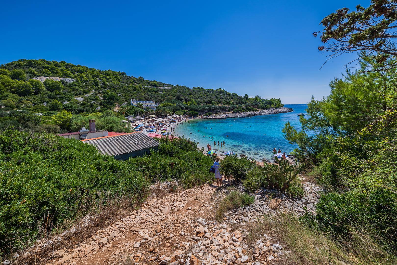 Inače, plaža Pokonji Dol najomiljenija je plaža u gradu Hvaru, udaljena 1,5 km od centra grada. U uvali se rado sidre mnogobrojni brodovi.